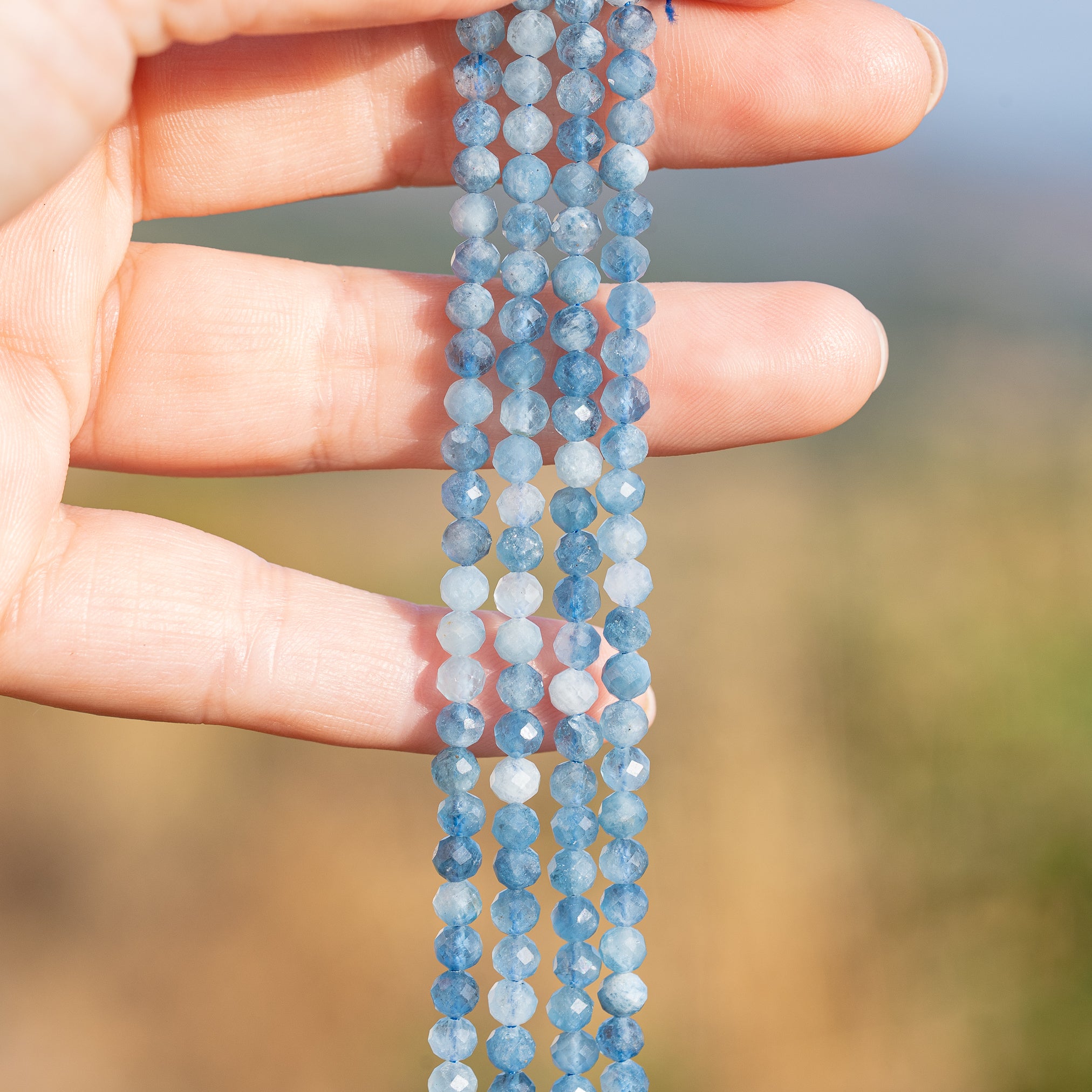 Perles rondes facettes en Aigue-marine bleu foncé de 4,2 mm ( 1/2 rang de env 46 perles )