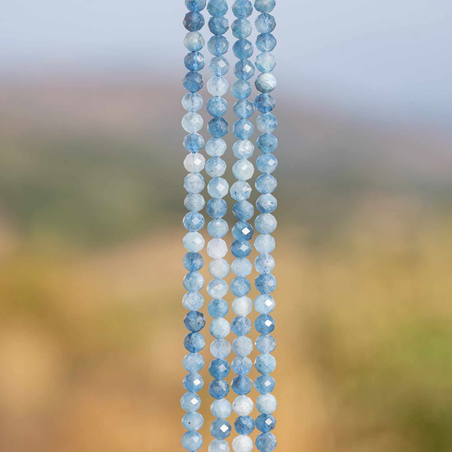 Perles rondes facettes en Aigue-marine bleu foncé de 4,2 mm ( 1/2 rang de env 46 perles )