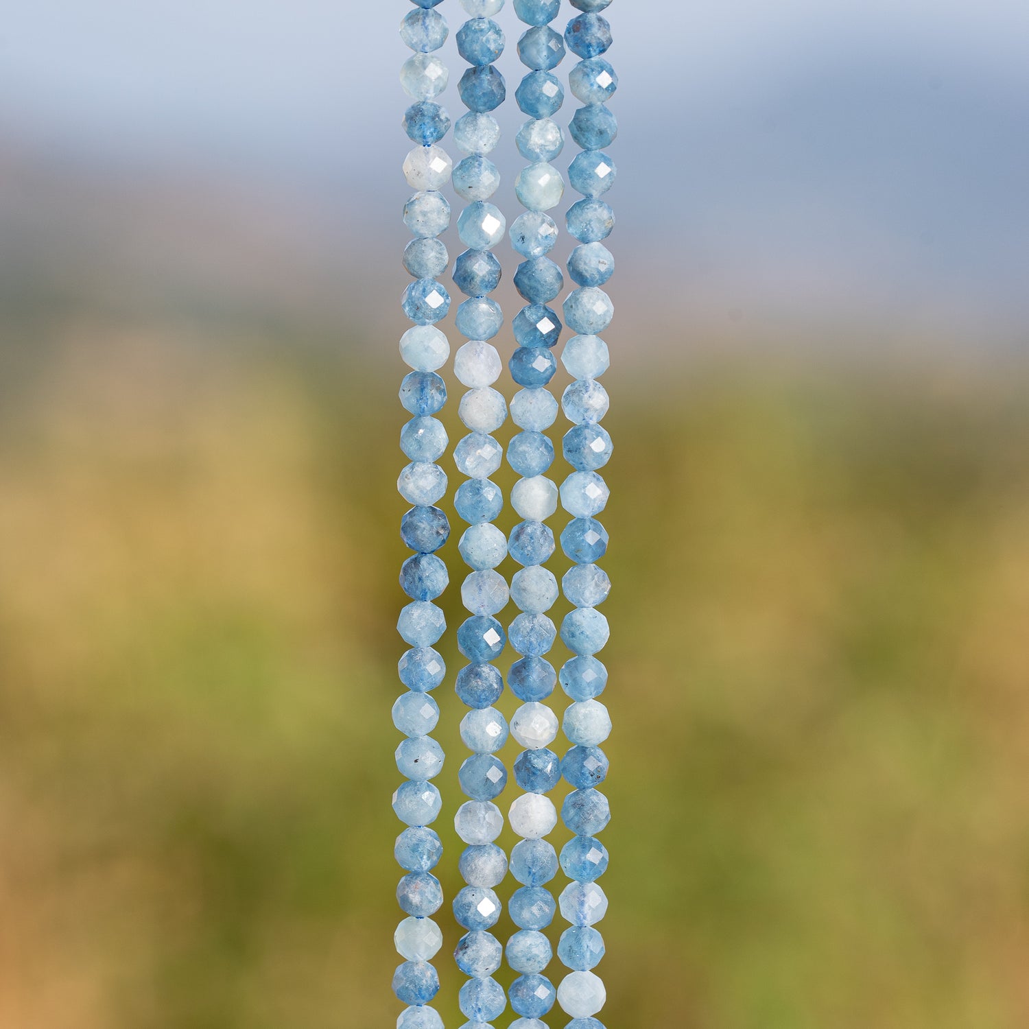 Perles rondes facettes en Aigue-marine bleu foncé de 4,2 mm ( 1/2 rang de env 46 perles )