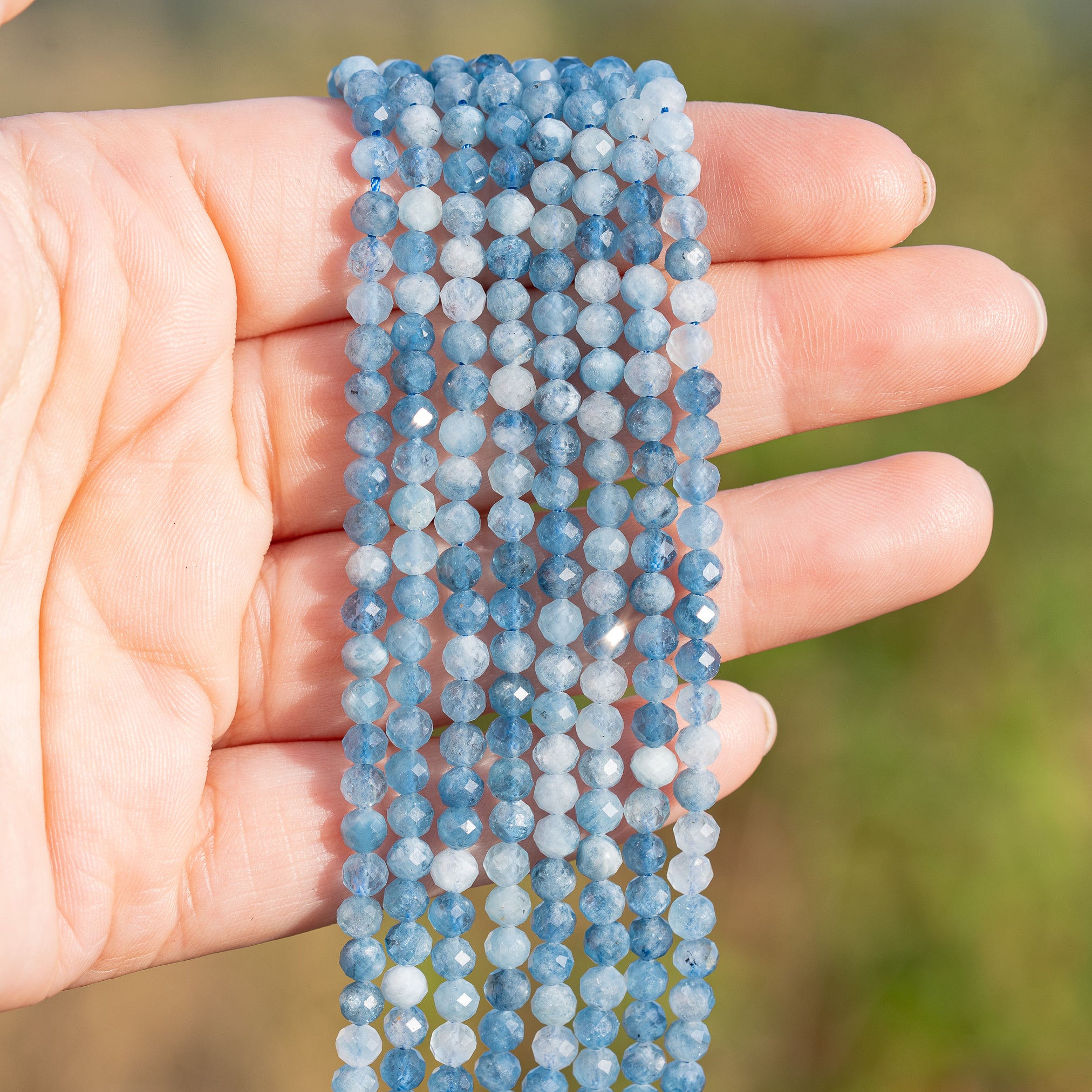 Perles rondes facettes en Aigue-marine bleu foncé de 4,2 mm ( 1/2 rang de env 46 perles )