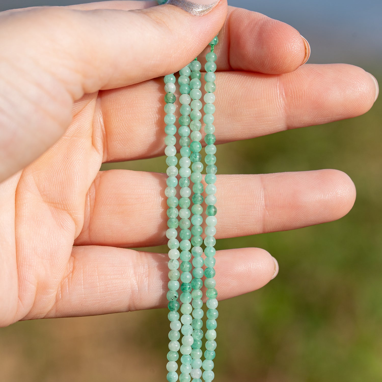 Perles rondes lisses en Émeraude de 3 mm ( 1/2 rang de env 74 perles )