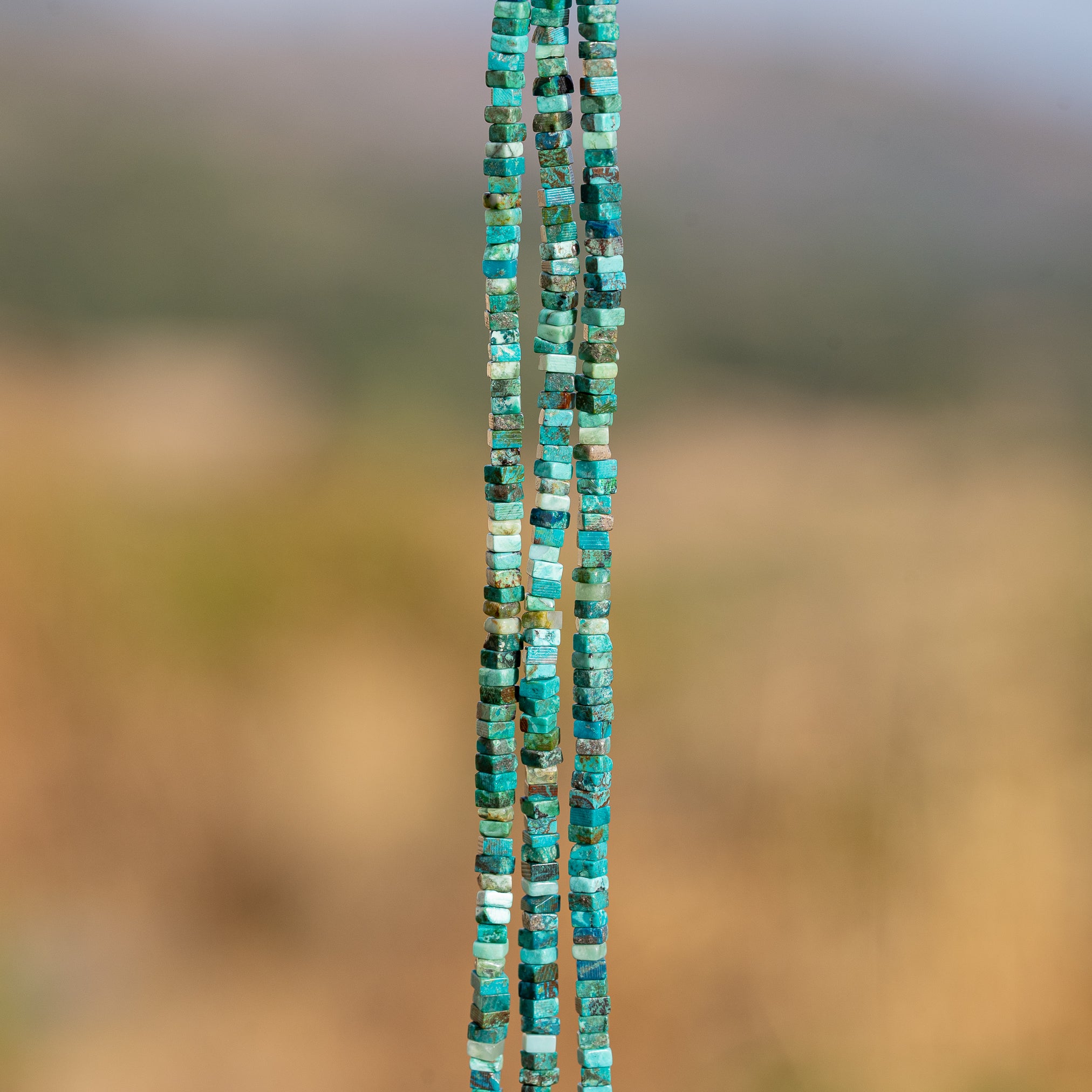 Perles carrées heishi de Chrysocolle de 2,5 mm ( rang de env 260 perles )