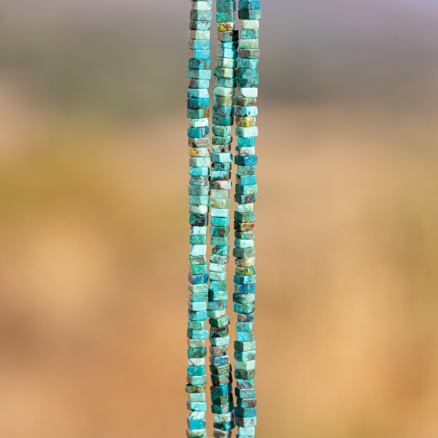 Perles carrées heishi de Chrysocolle de 2,5 mm ( rang de env 260 perles )