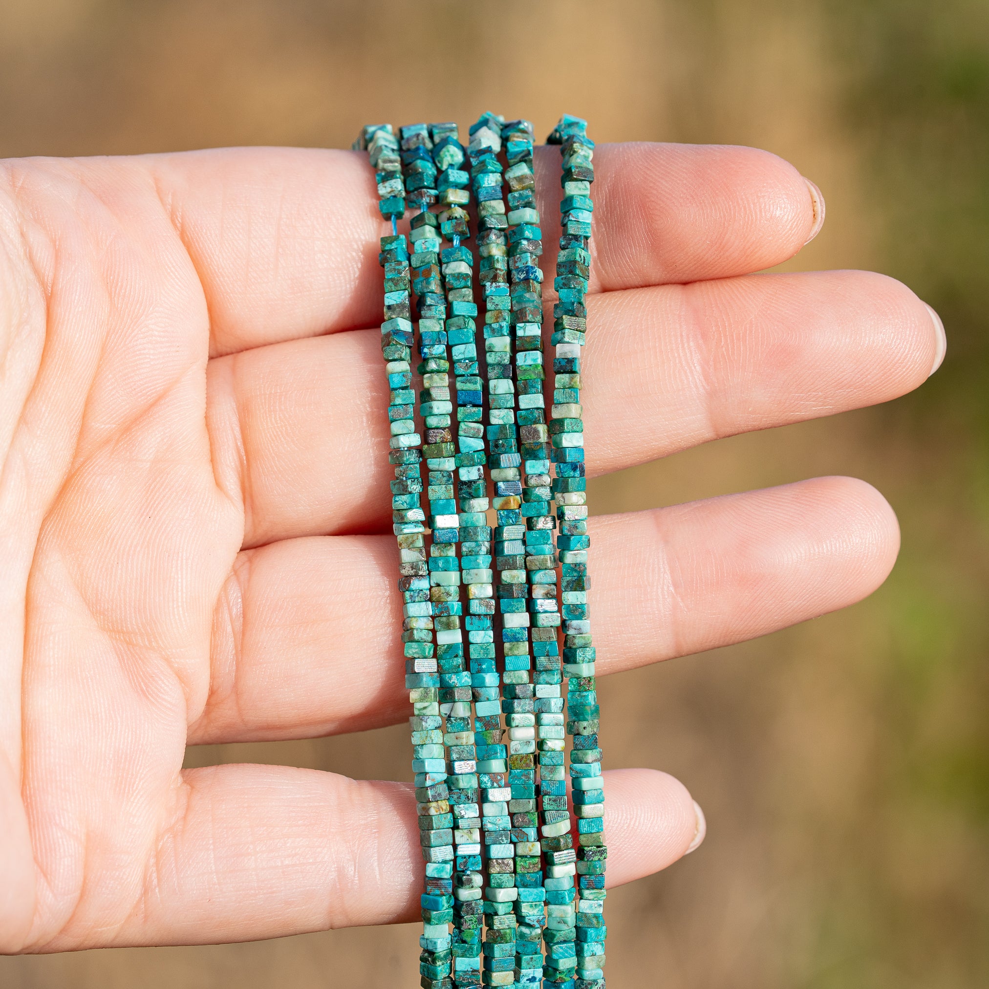 Perles carrées heishi de Chrysocolle de 2,5 mm ( rang de env 260 perles )