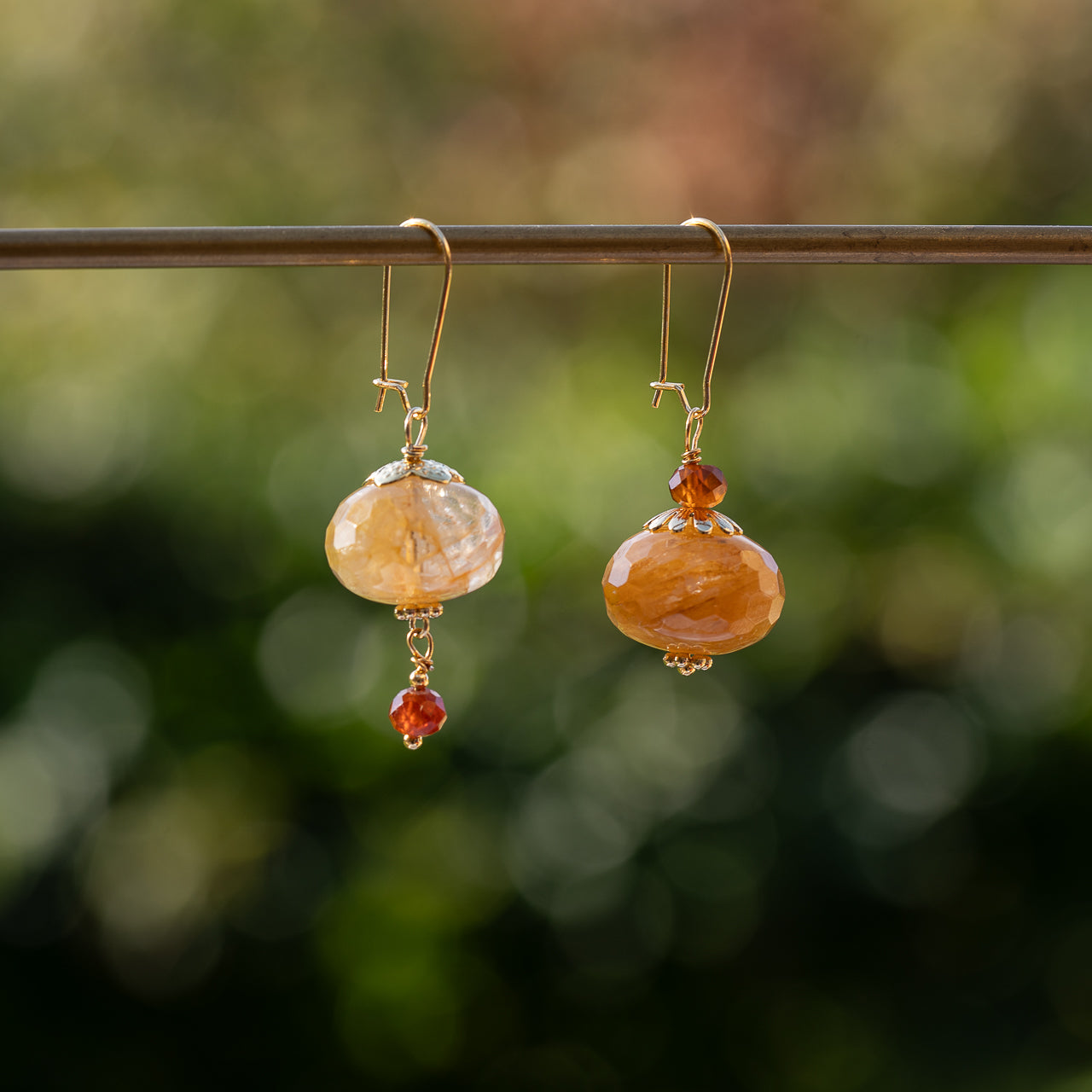 Pendentifs rondelles facettes de Quartz Hématoide et Grenat Hessonite au choix ( à l&