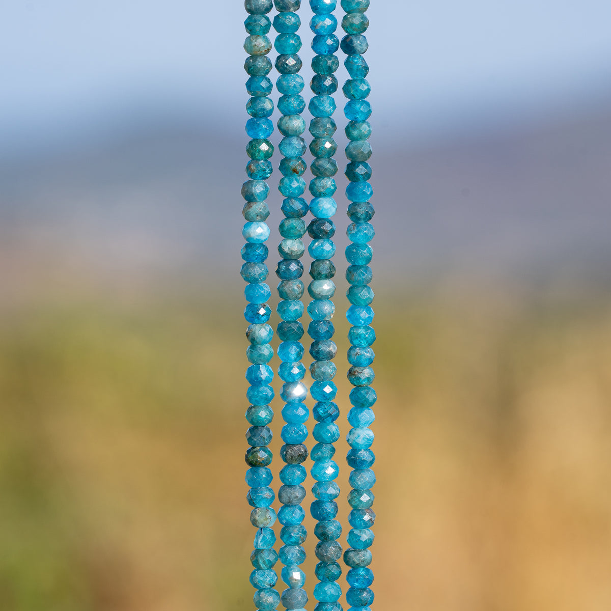 Perles rondelles facettes en Apatite bleue de 3,8 x 2,8 mm ( rang de env 134 perles )