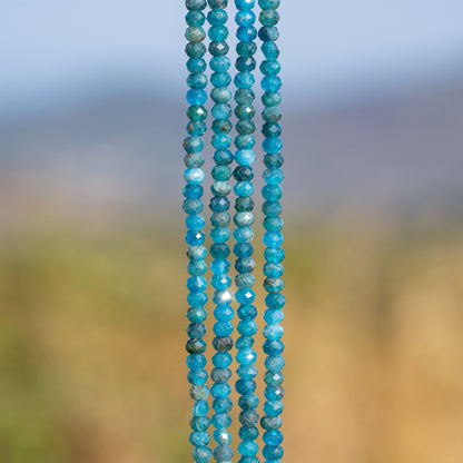 Perles rondelles facettes en Apatite bleue de 3,8 x 2,8 mm ( rang de env 134 perles )