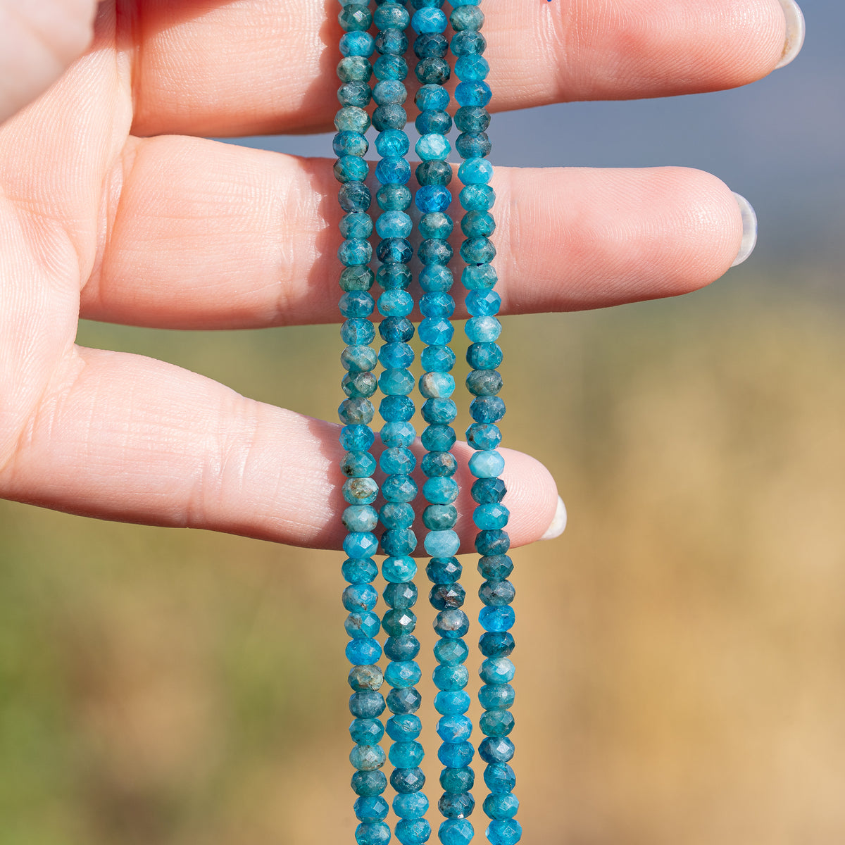 Perles rondelles facettes en Apatite bleue de 3,8 x 2,8 mm ( rang de env 134 perles )