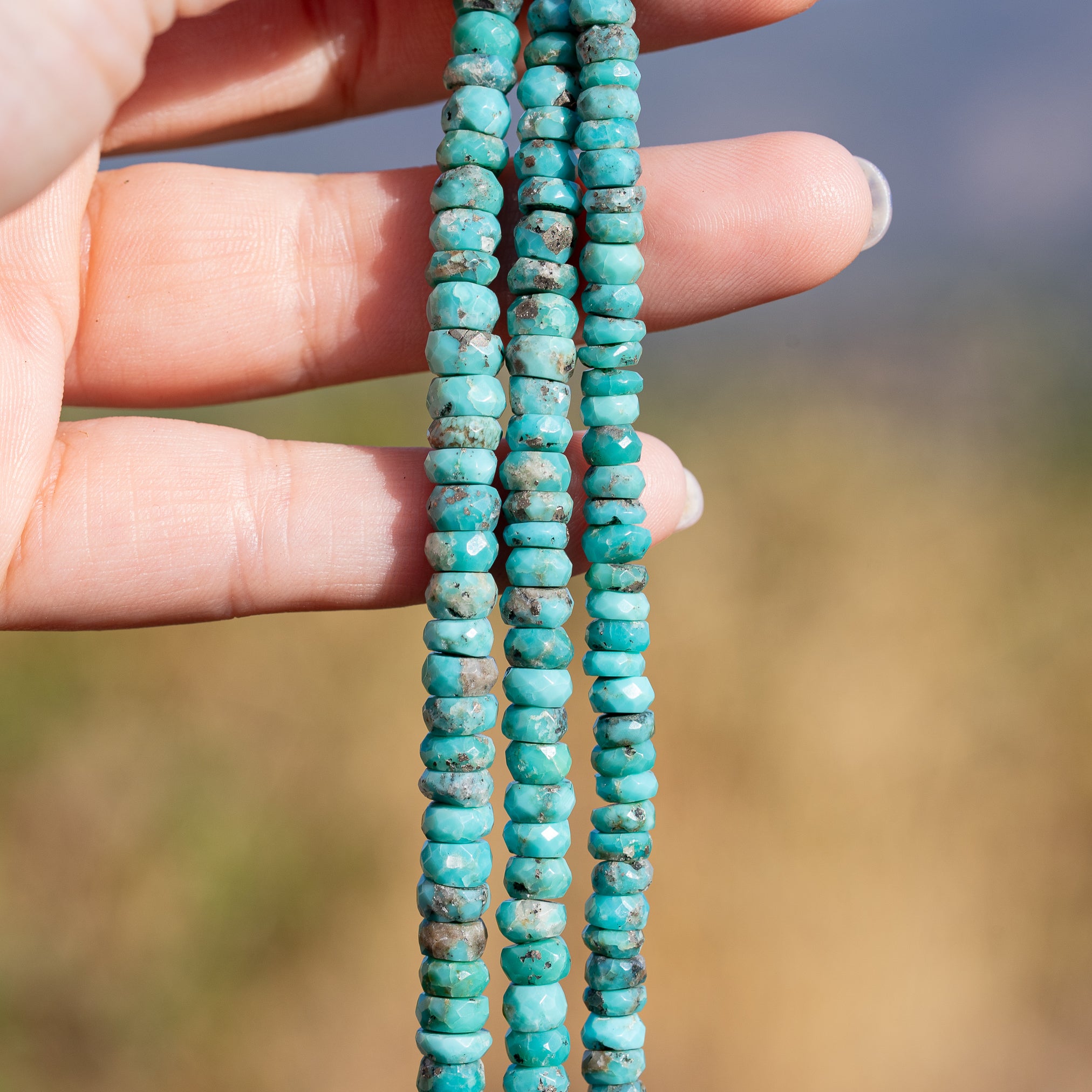 Perles rondelles facettes de Turquoise naturelle de env 5,5/6 mm ( lot de 4 perles )