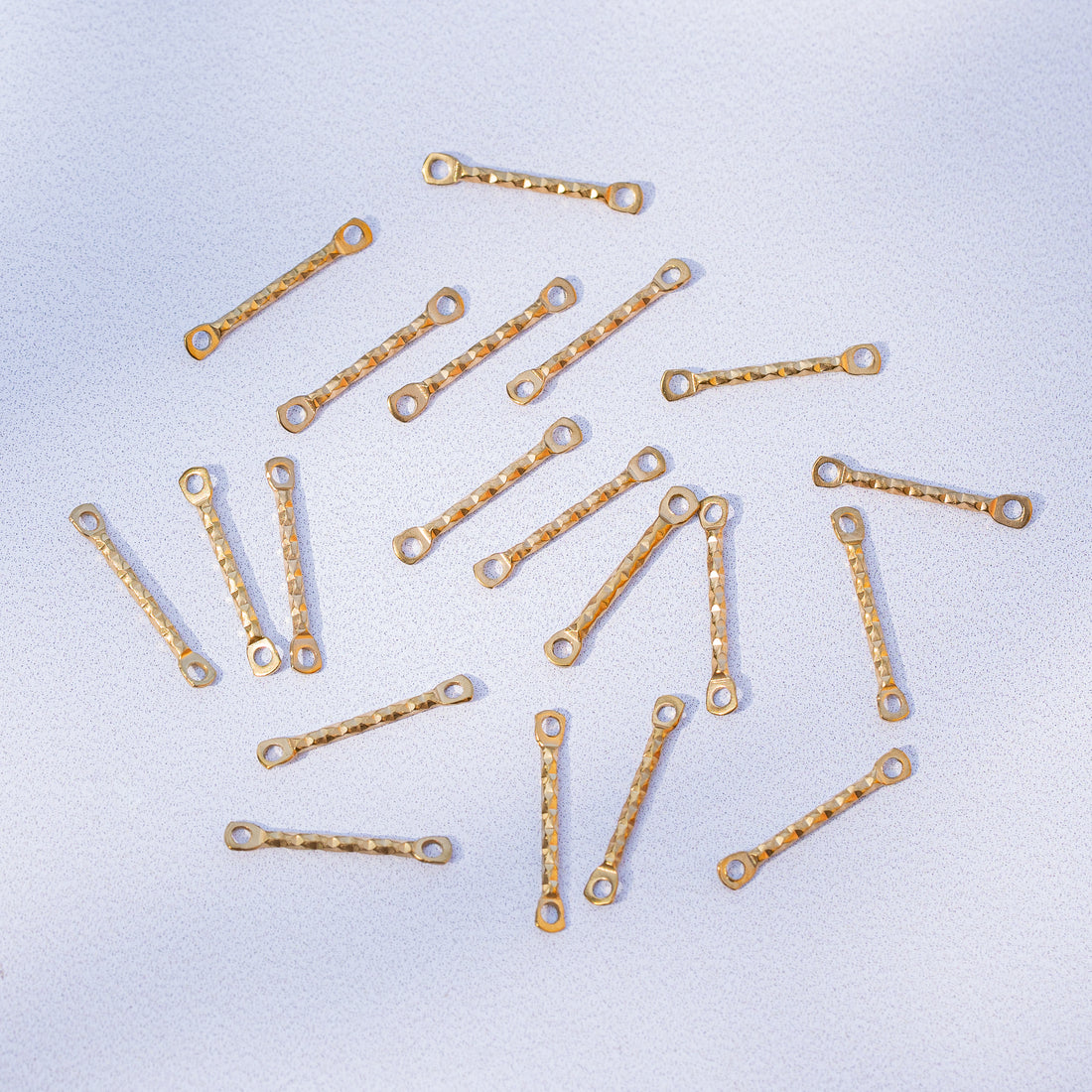 Connecteur barre texturé en acier inox plaqué or 18k de 15 mm ( à l&