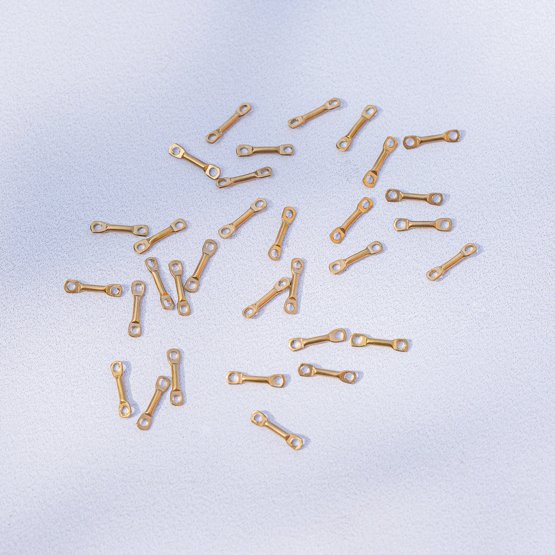 Petit connecteur barre en acier inox plaqué or 18k de 8 mm ( à l&