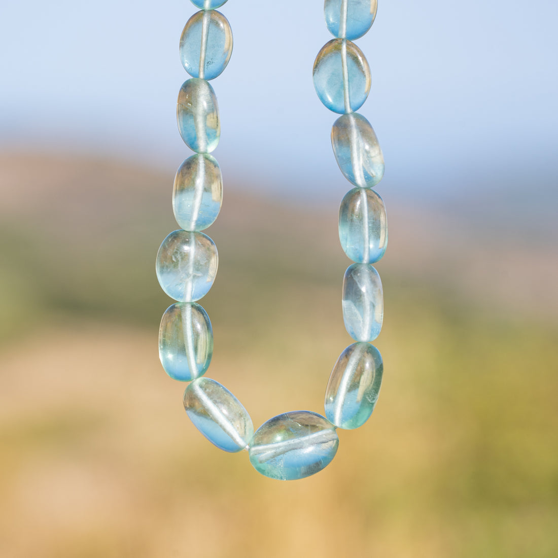 Perles ovales lisses de Fluorite verte de 9 à 15 mm ( lot de 2 perles )