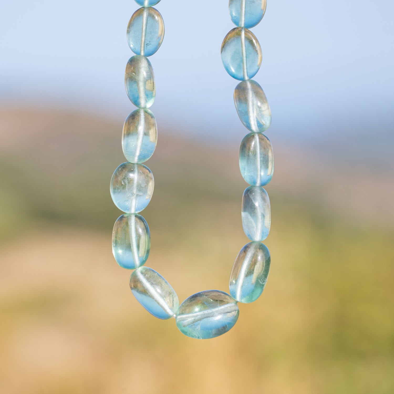 Perles ovales lisses de Fluorite verte de 9 à 15 mm ( lot de 2 perles )