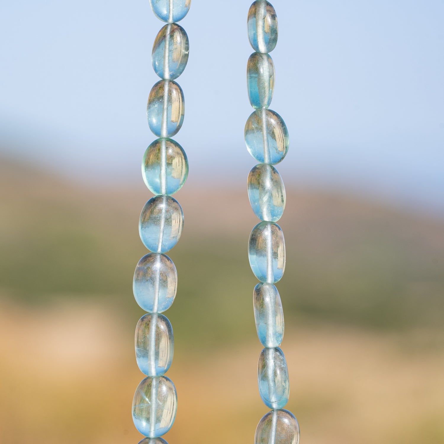 Perles ovales lisses de Fluorite verte de 9 à 15 mm ( lot de 2 perles )