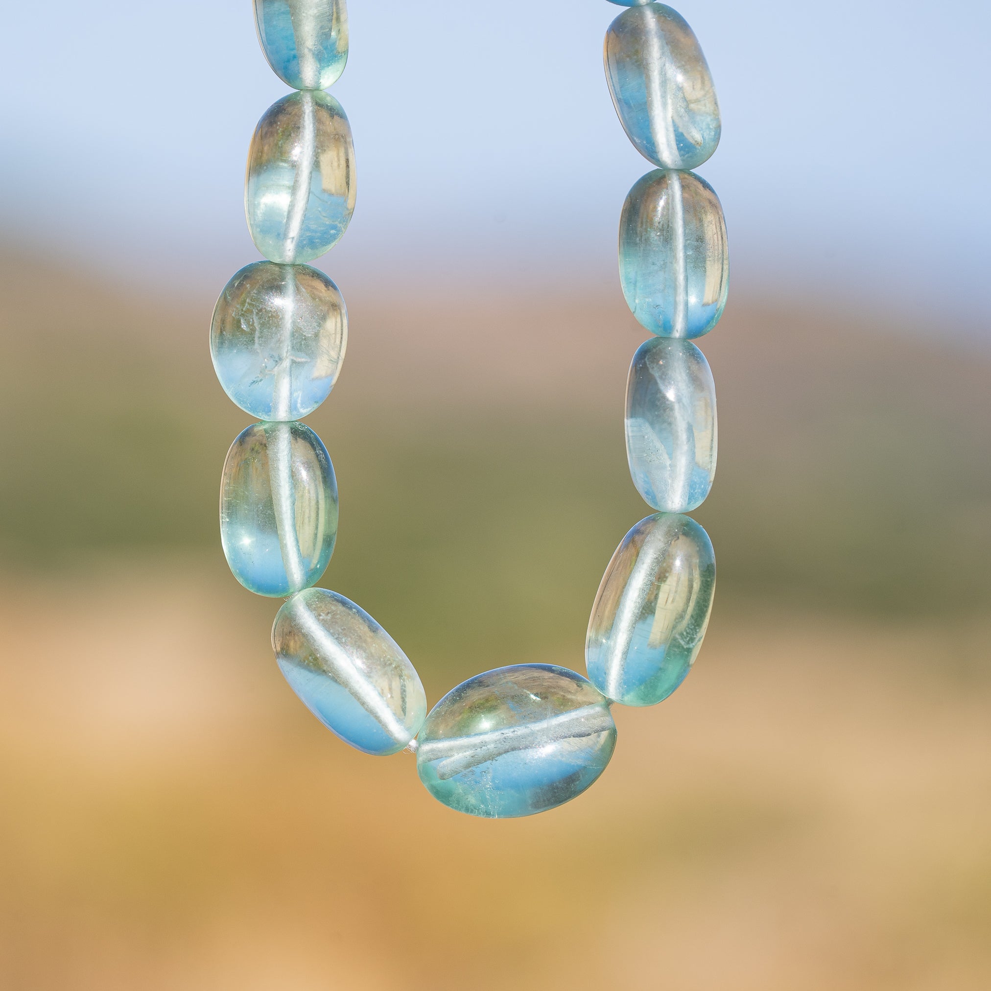 Perles ovales lisses de Fluorite verte de 9 à 15 mm ( lot de 2 perles )