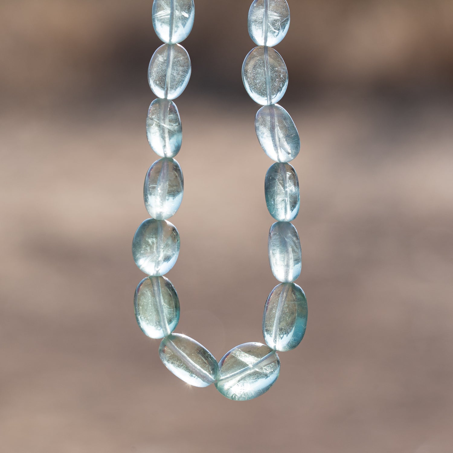 Perles ovales lisses de Fluorite verte de 9 à 15 mm ( lot de 2 perles )