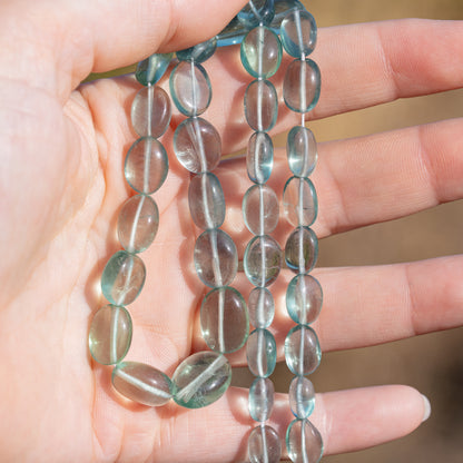 Perles ovales lisses de Fluorite verte de 9 à 15 mm ( lot de 2 perles )