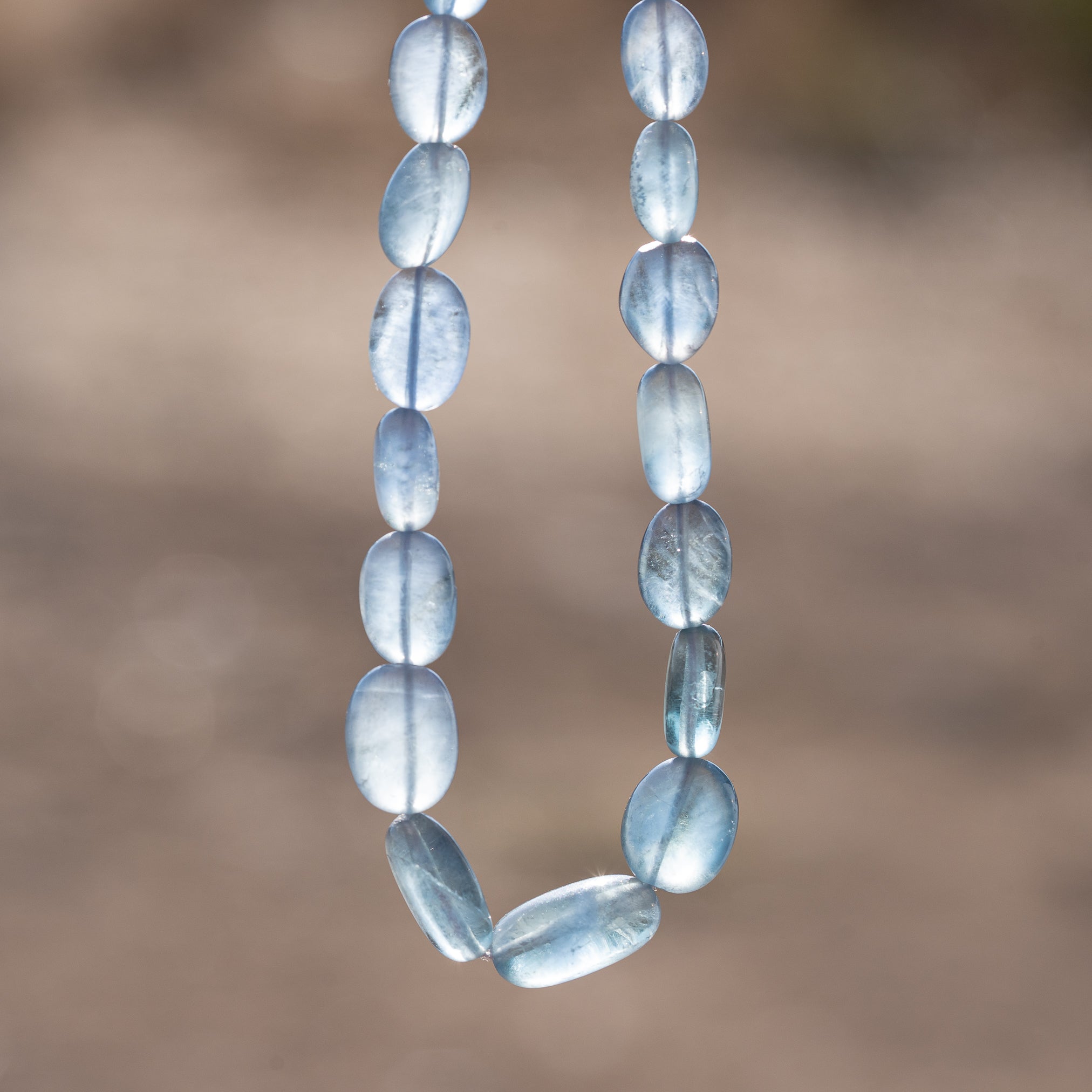 Perles ovales lisses de Fluorite bleue de 8,5 à 15,5 mm ( lot de 2 perles )