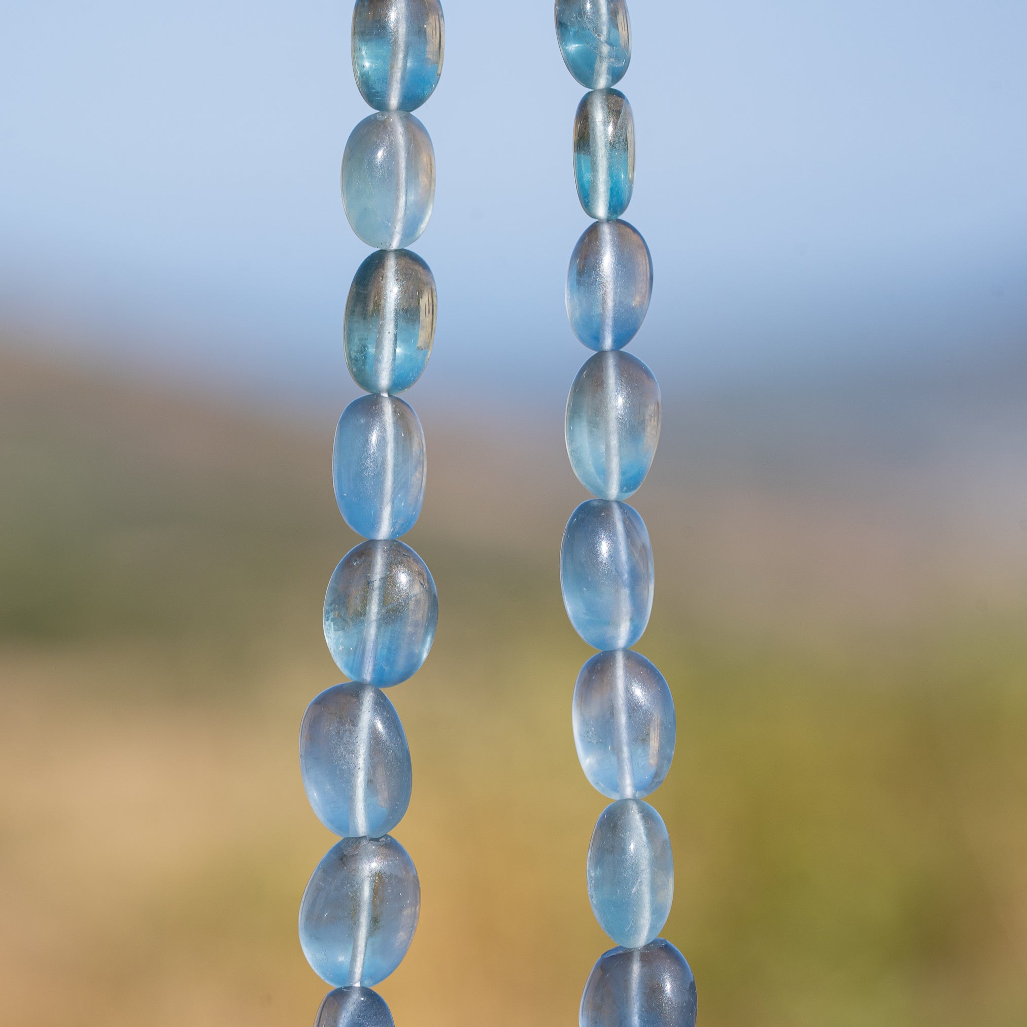 Perles ovales lisses de Fluorite bleue de 8,5 à 15,5 mm ( lot de 2 perles )