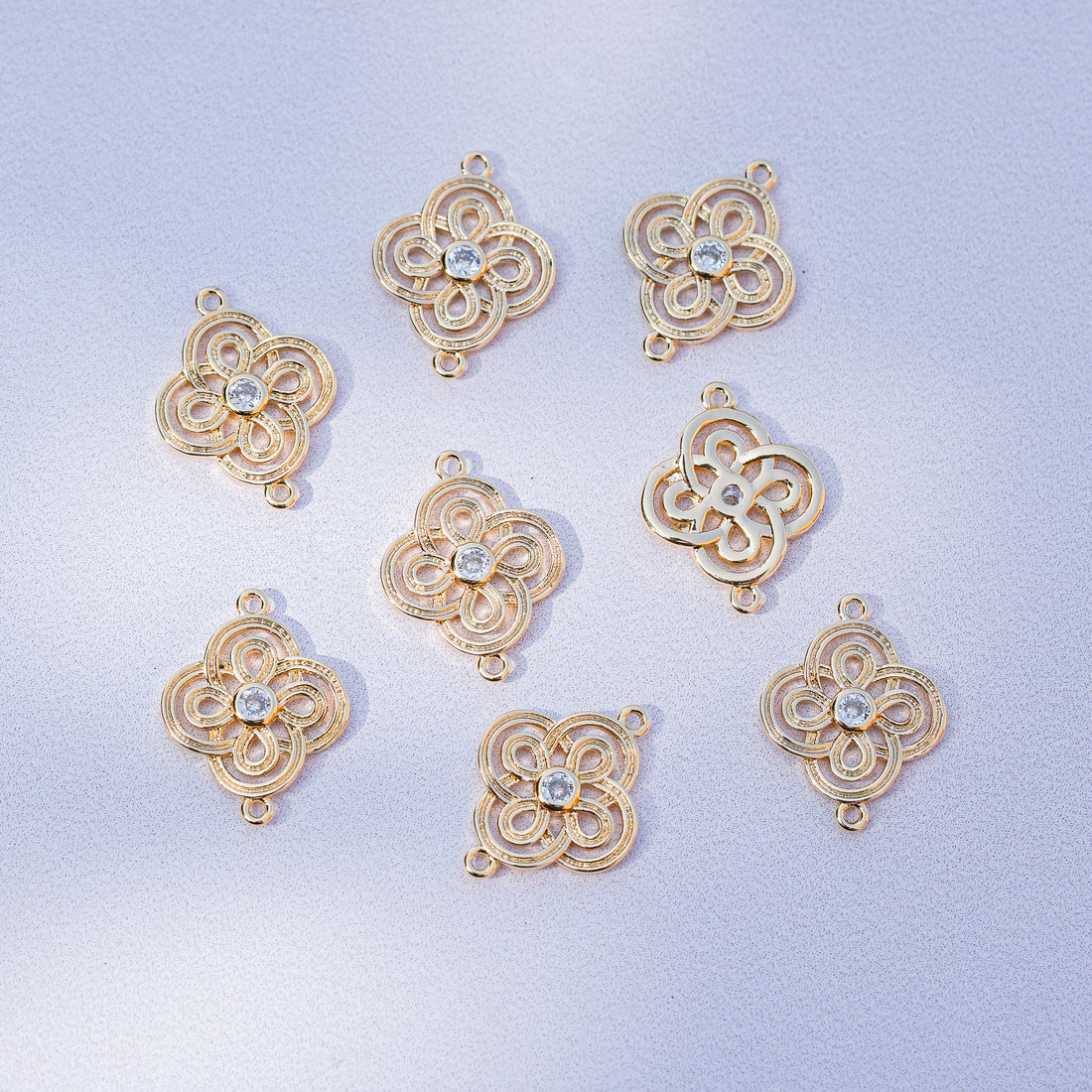 Breloque connecteur fleur/noeud en laiton plaqué or 18k et zirconium de 18 mm ( à l&