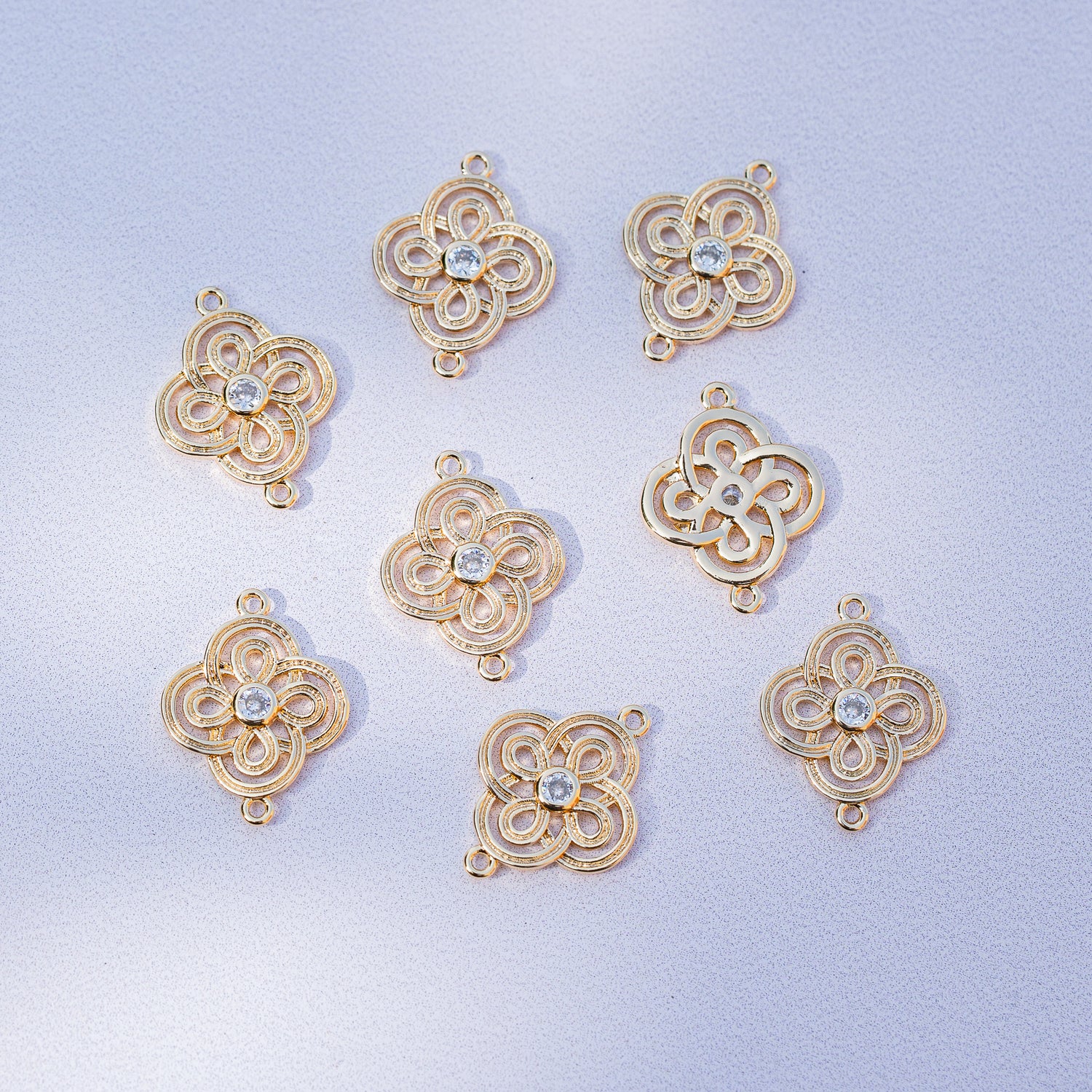 Breloque connecteur fleur/noeud en laiton plaqué or 18k et zirconium de 18 mm ( à l&