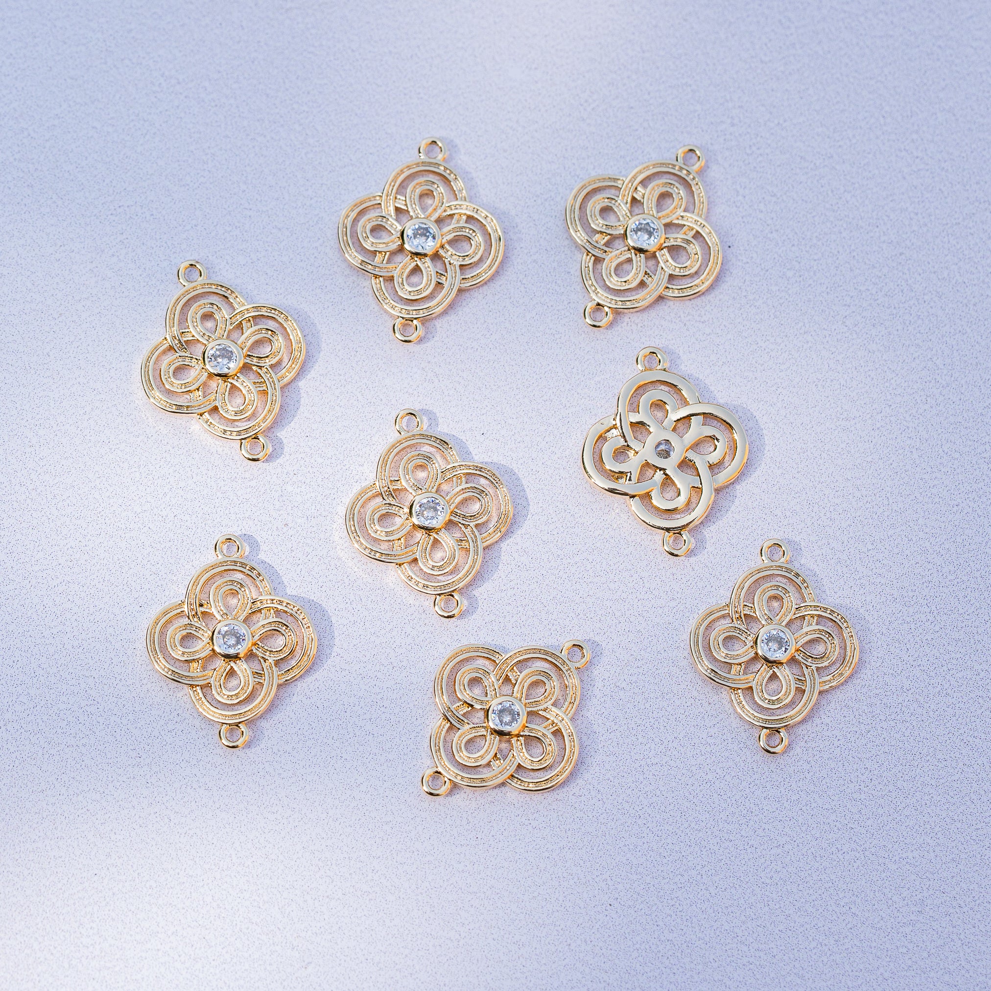 Breloque connecteur fleur/noeud en laiton plaqué or 18k et zirconium de 18 mm ( à l&