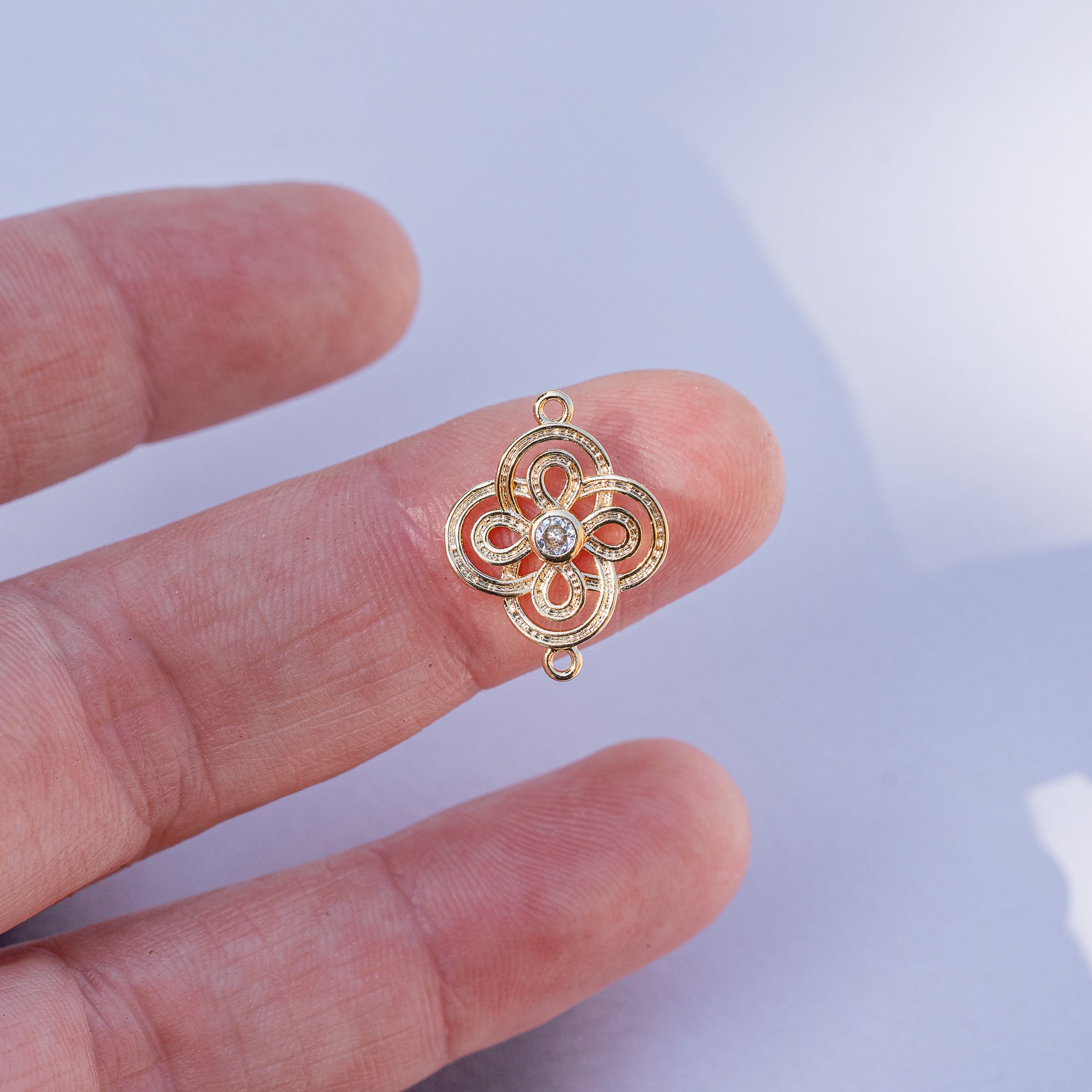 Breloque connecteur fleur/noeud en laiton plaqué or 18k et zirconium de 18 mm ( à l&