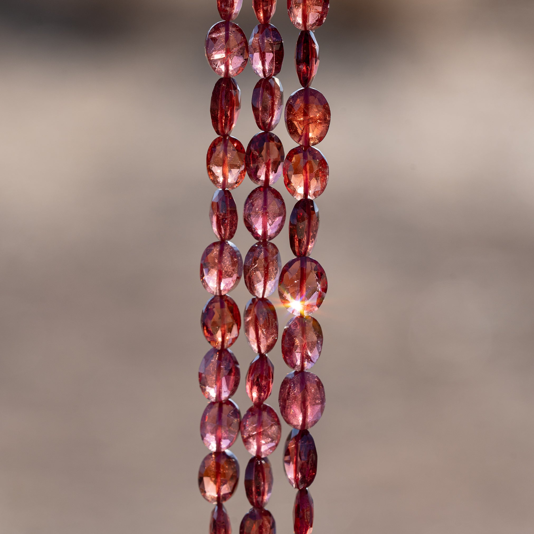 Perles ovales facettes de Grenat almandin de 7/8 mm ( lot de 2 perles )