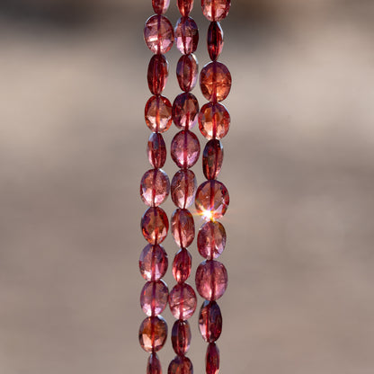 Perles ovales facettes de Grenat almandin de 7/8 mm ( lot de 2 perles )