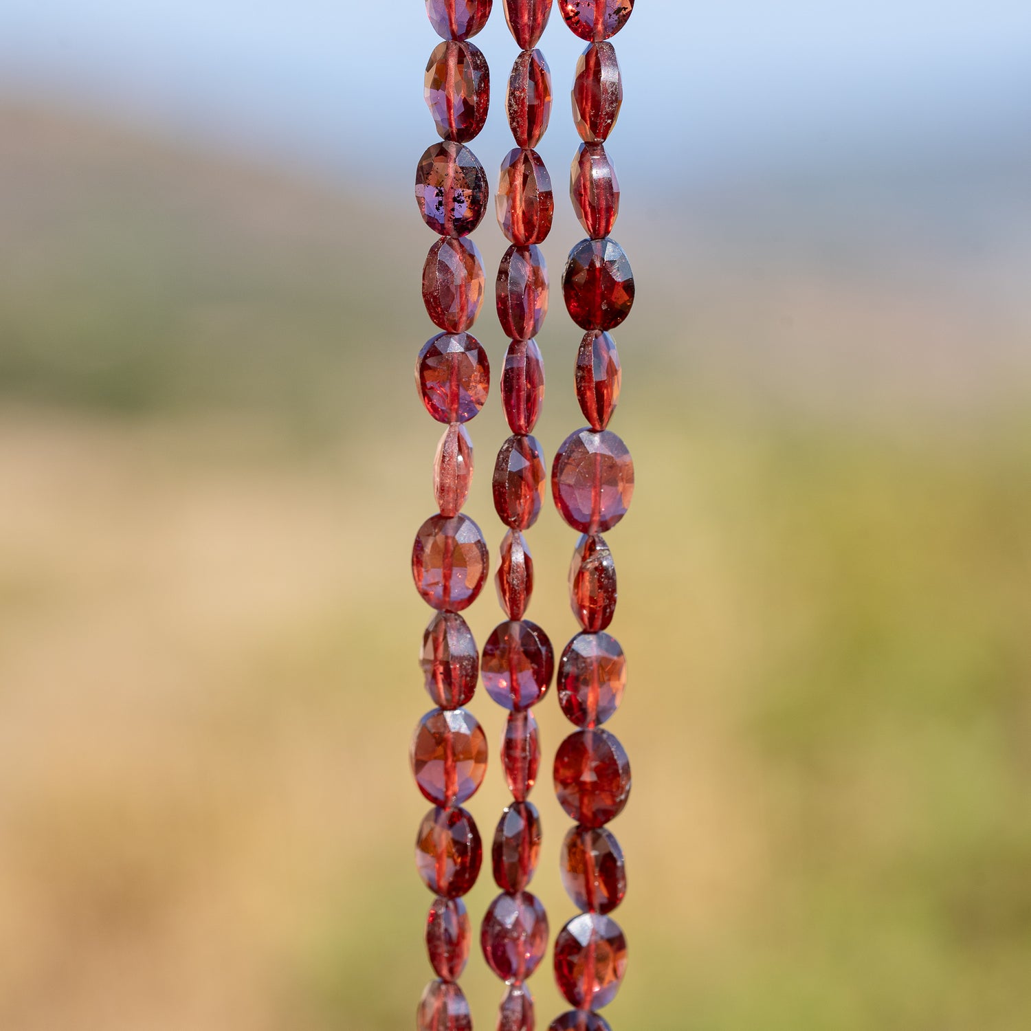 Perles ovales facettes de Grenat almandin de 7/8 mm ( lot de 2 perles )