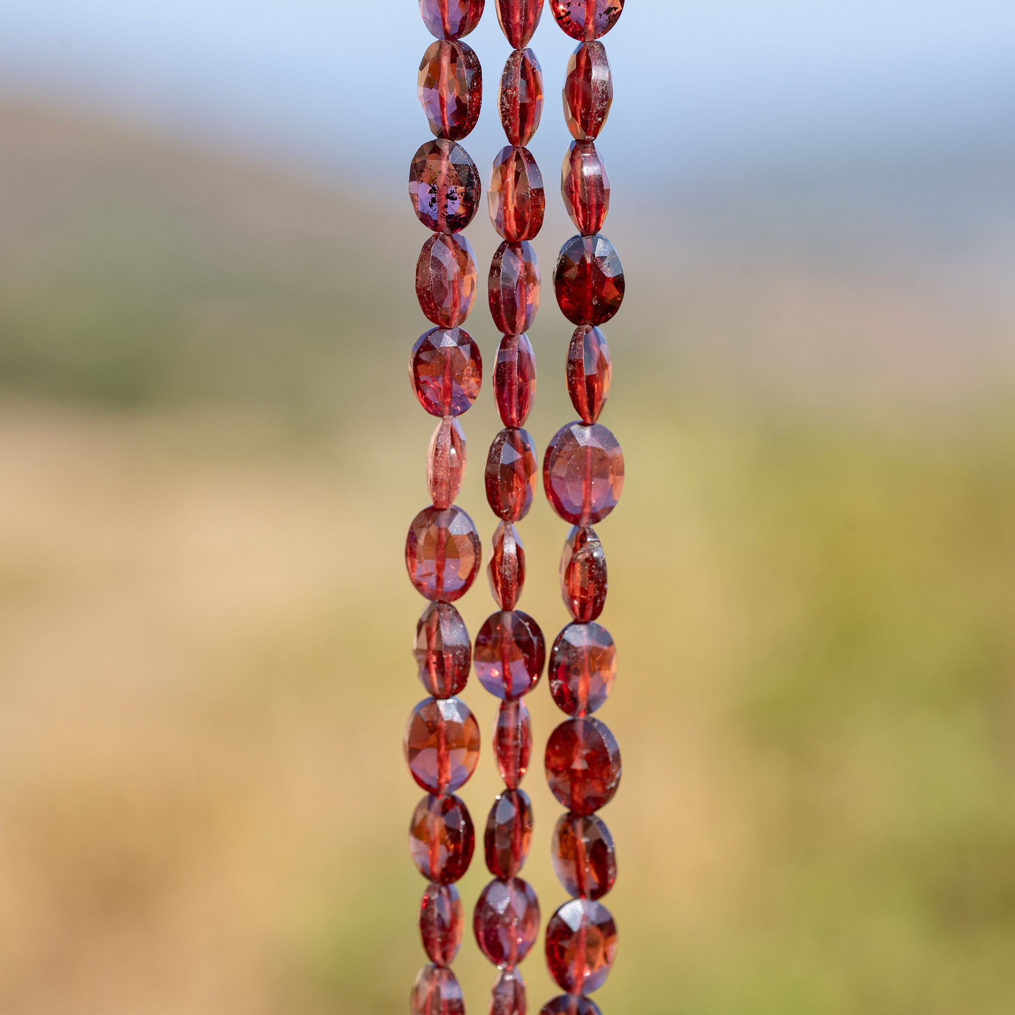 Perles ovales facettes de Grenat almandin de 7/8 mm ( lot de 2 perles )