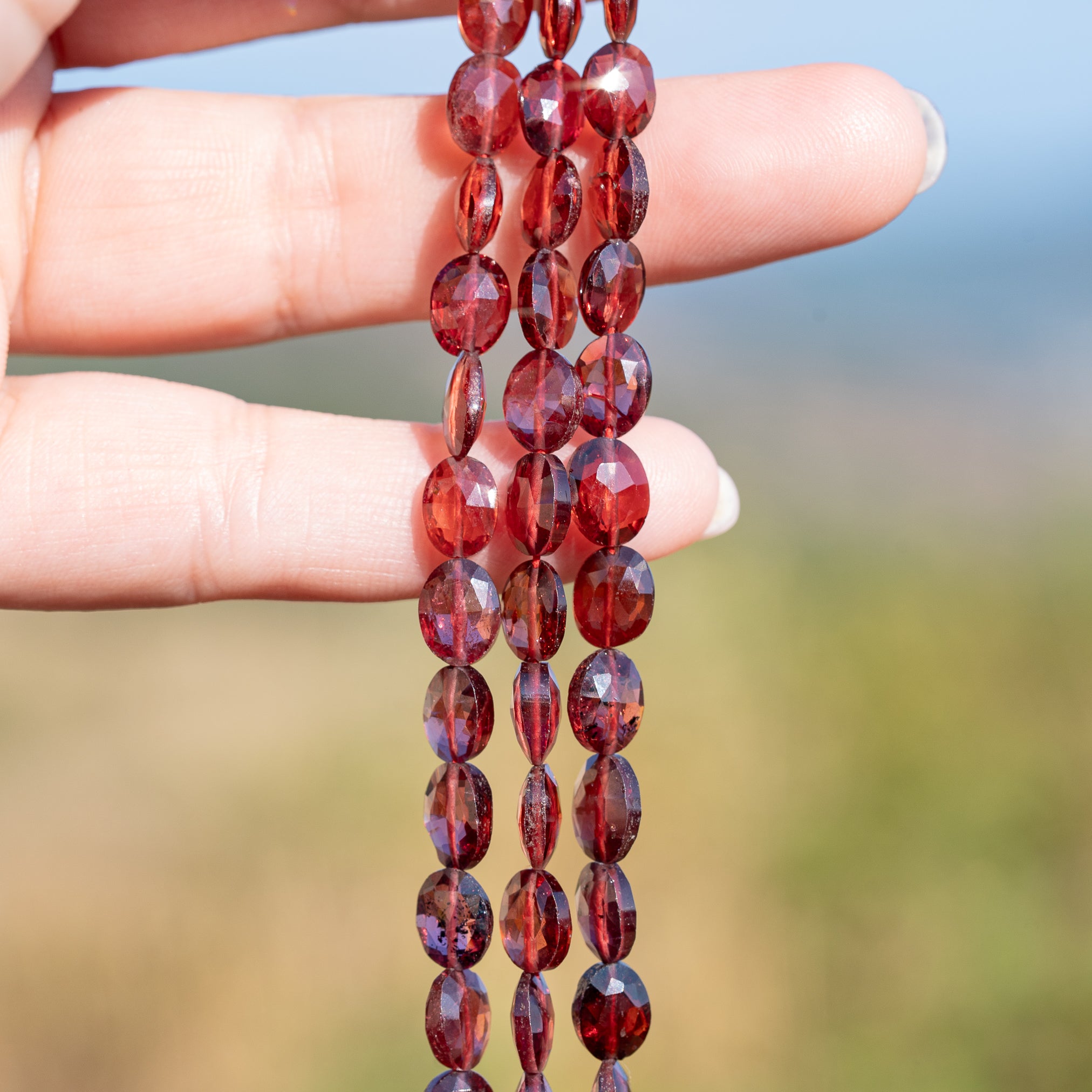 Perles ovales facettes de Grenat almandin de 7/8 mm ( lot de 2 perles )