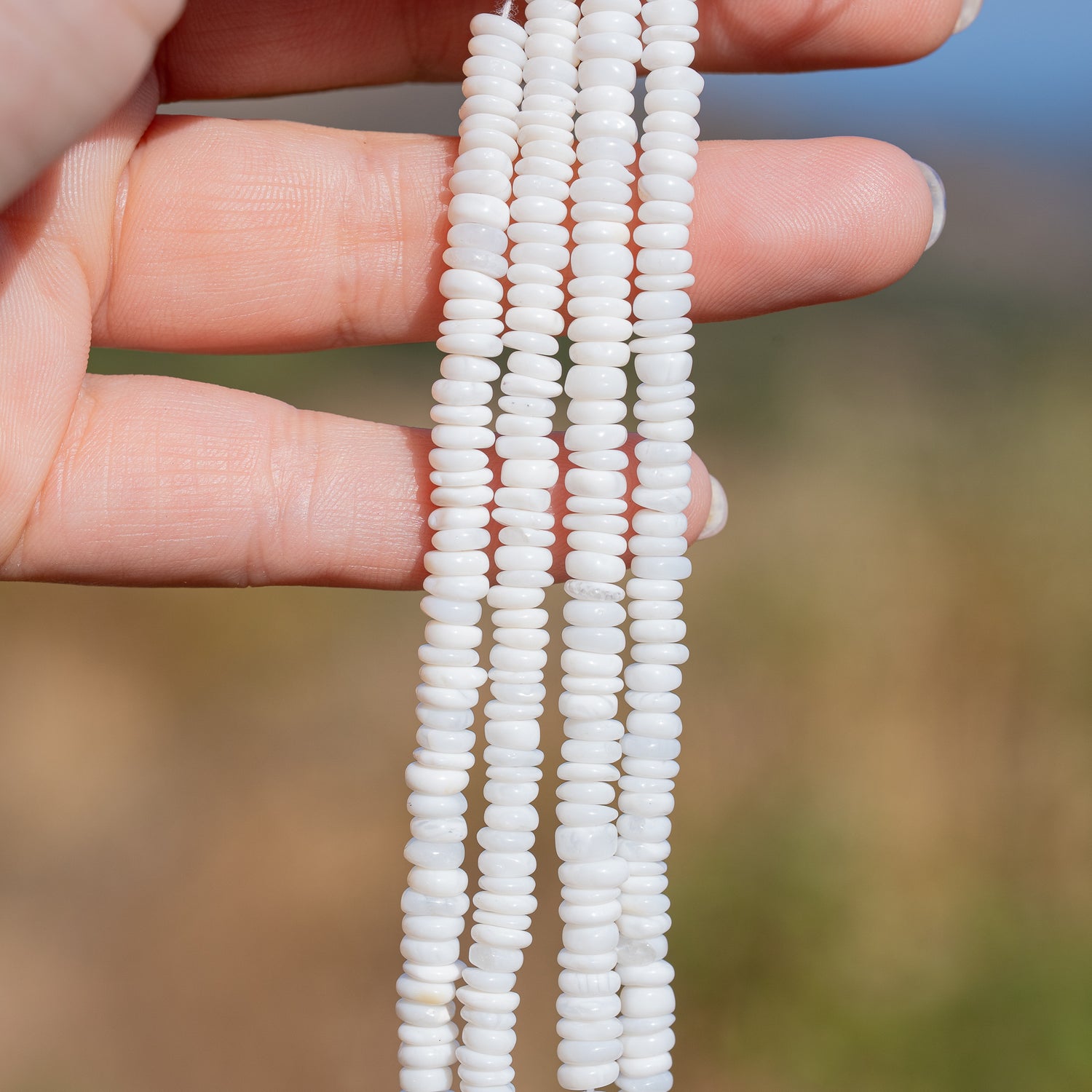 Perles rondelles lisses en Opale blanche de env 4,5/5,5 mm ( rang ou 1/2 rang )