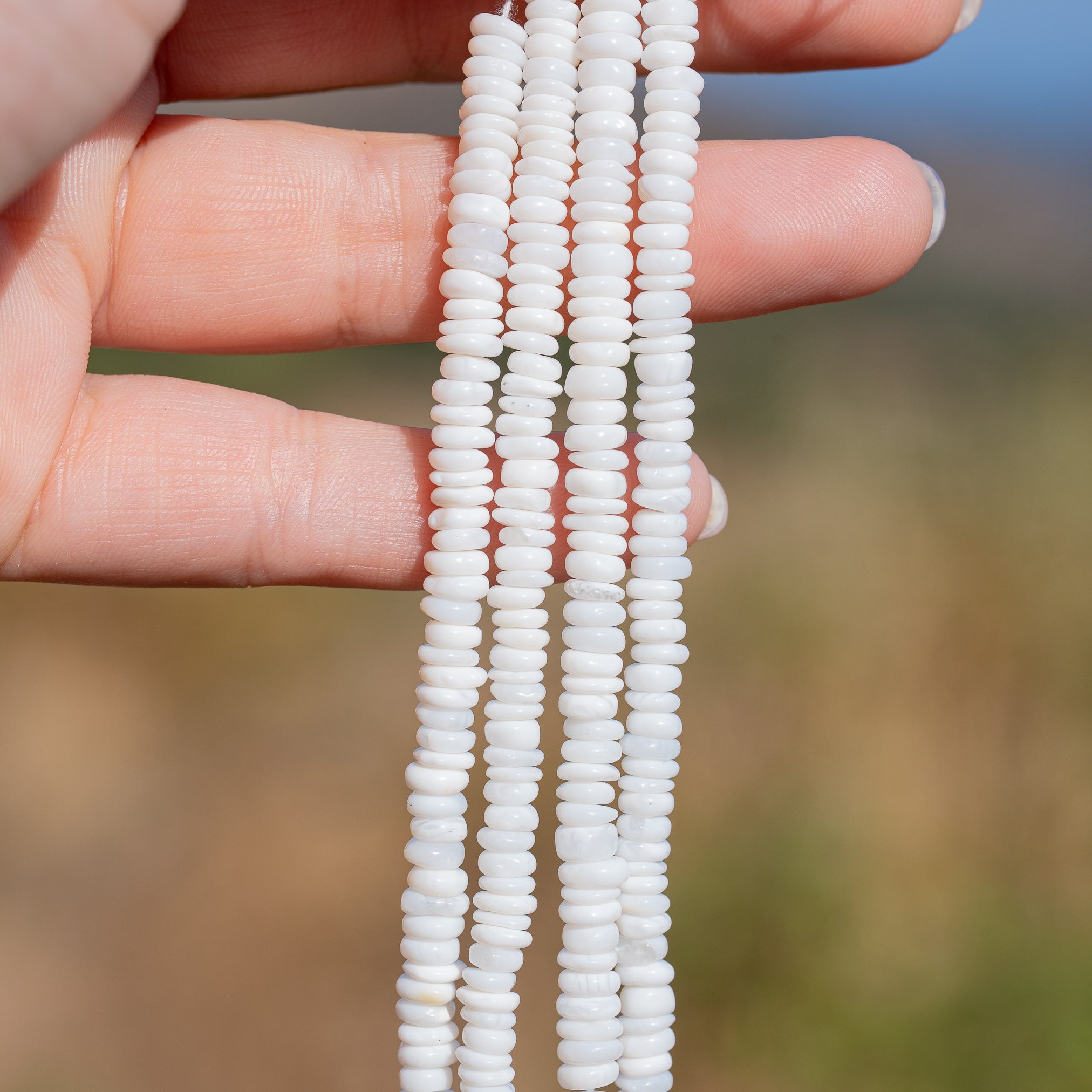 Perles rondelles lisses en Opale blanche de env 4,5/5,5 mm ( rang ou 1/2 rang )