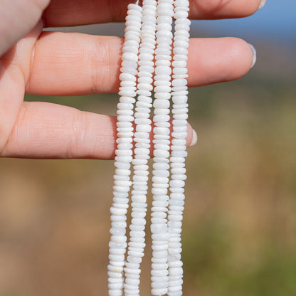Perles rondelles lisses en Opale blanche de env 4,5/5,5 mm ( rang ou 1/2 rang )