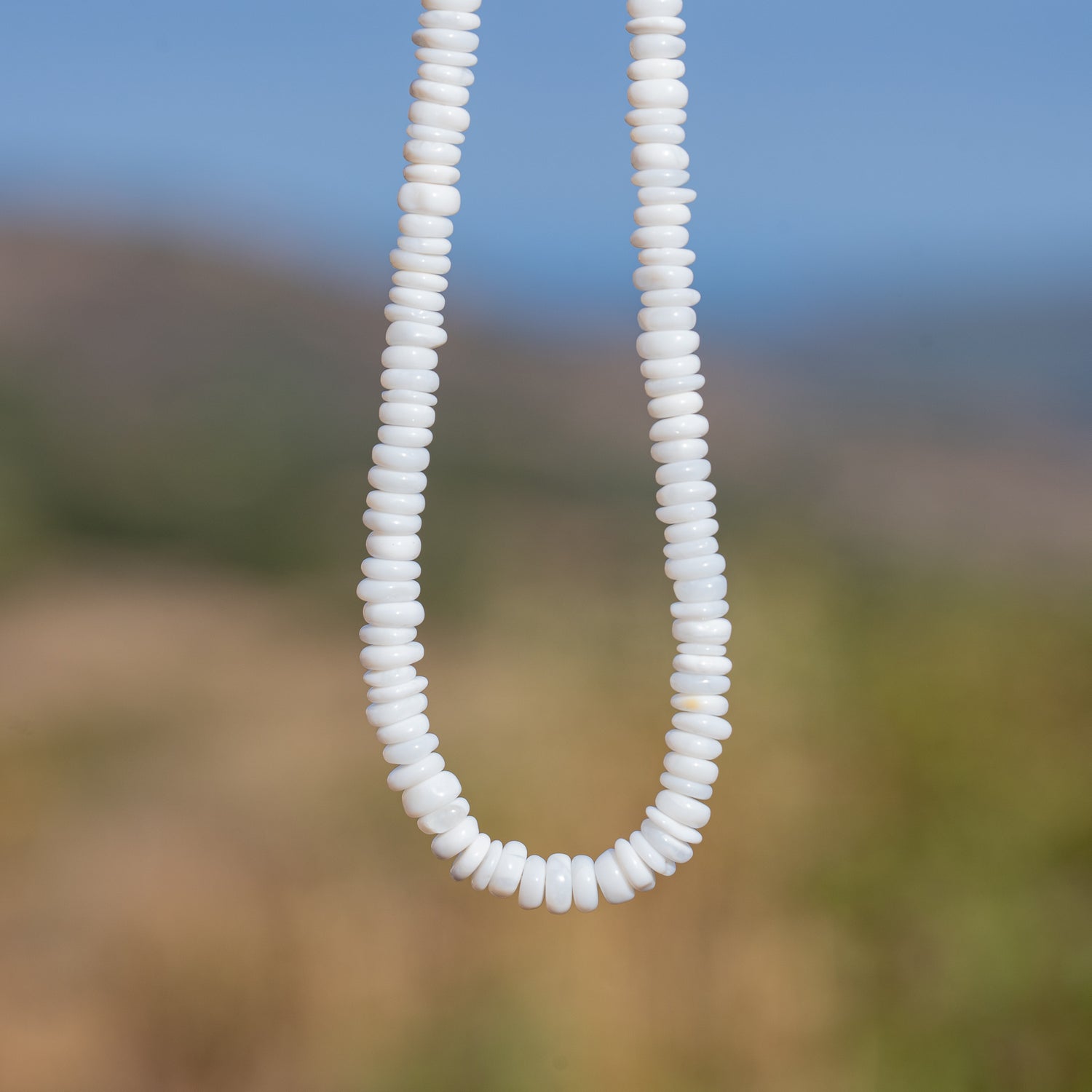 Perles rondelles lisses en Opale blanche de env 4,5/5,5 mm ( rang ou 1/2 rang )