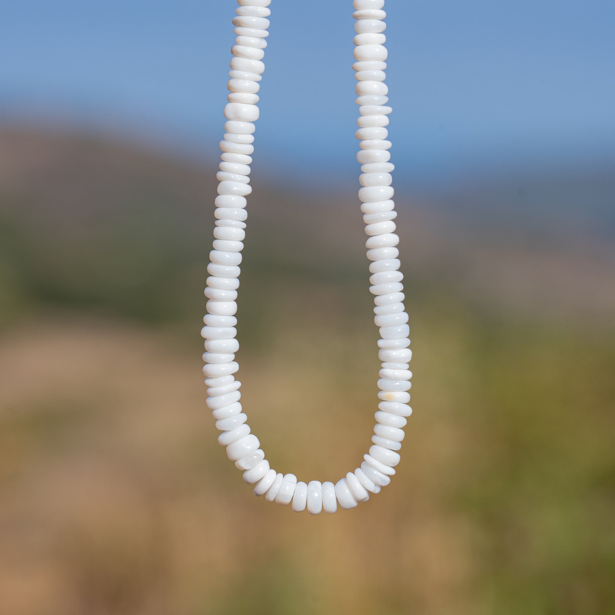 Perles rondelles lisses en Opale blanche de env 4,5/5,5 mm ( rang ou 1/2 rang )