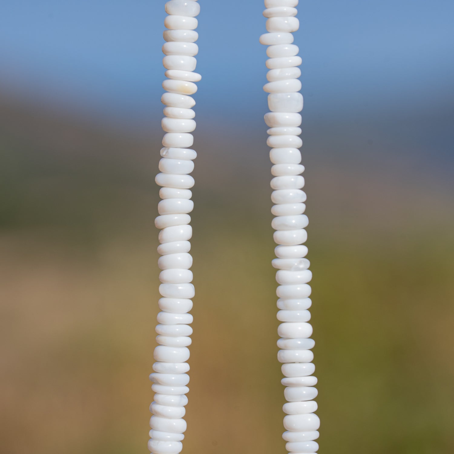 Perles rondelles lisses en Opale blanche de env 4,5/5,5 mm ( rang ou 1/2 rang )