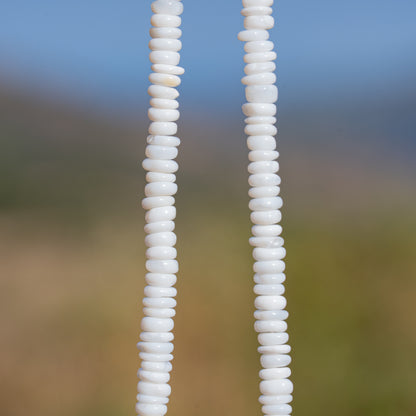Perles rondelles lisses en Opale blanche de env 4,5/5,5 mm ( rang ou 1/2 rang )