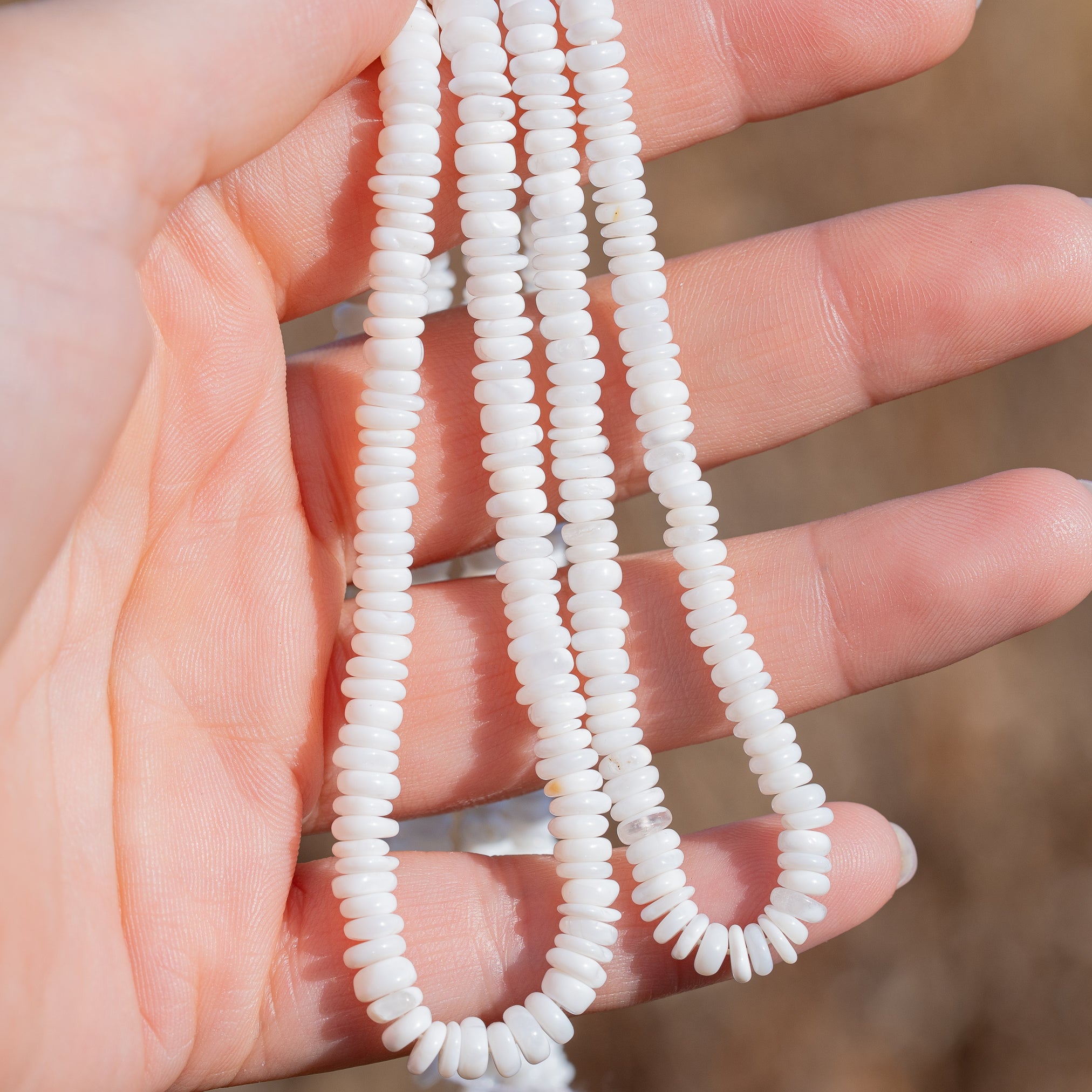 Perles rondelles lisses en Opale blanche de env 4,5/5,5 mm ( rang ou 1/2 rang )