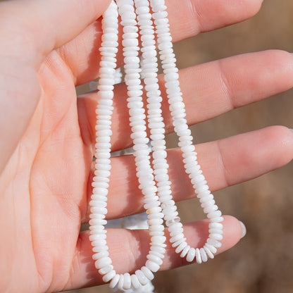 Perles rondelles lisses en Opale blanche de env 4,5/5,5 mm ( rang ou 1/2 rang )