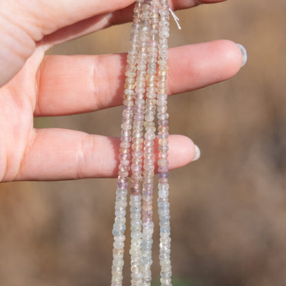 Fil de 35 cm et de 165 perles rondelles lisses de Saphir pastel de env 3/5 mm