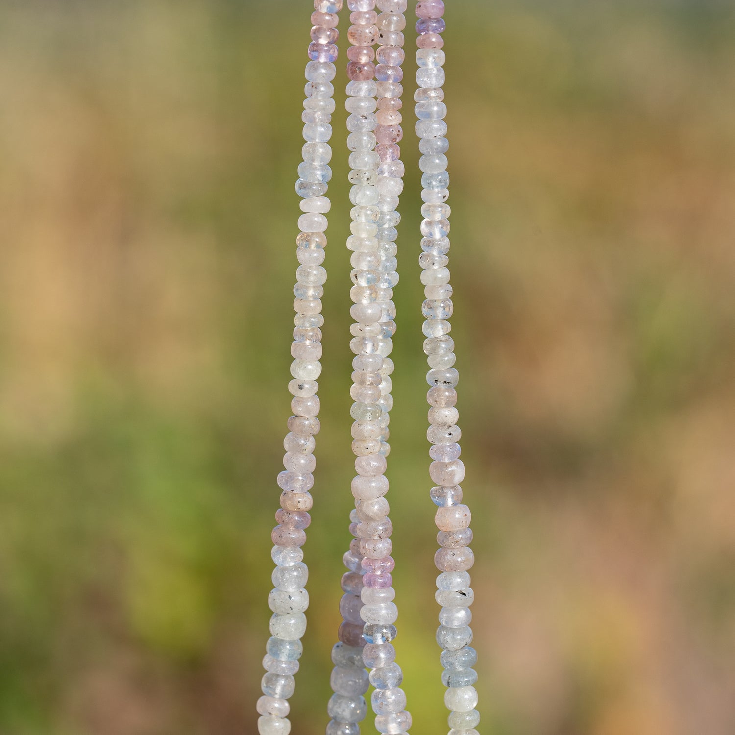 Perles rondelles lisses de Saphir pastel de env 3 à 5 mm ( lot de 8 ou 10 perles )