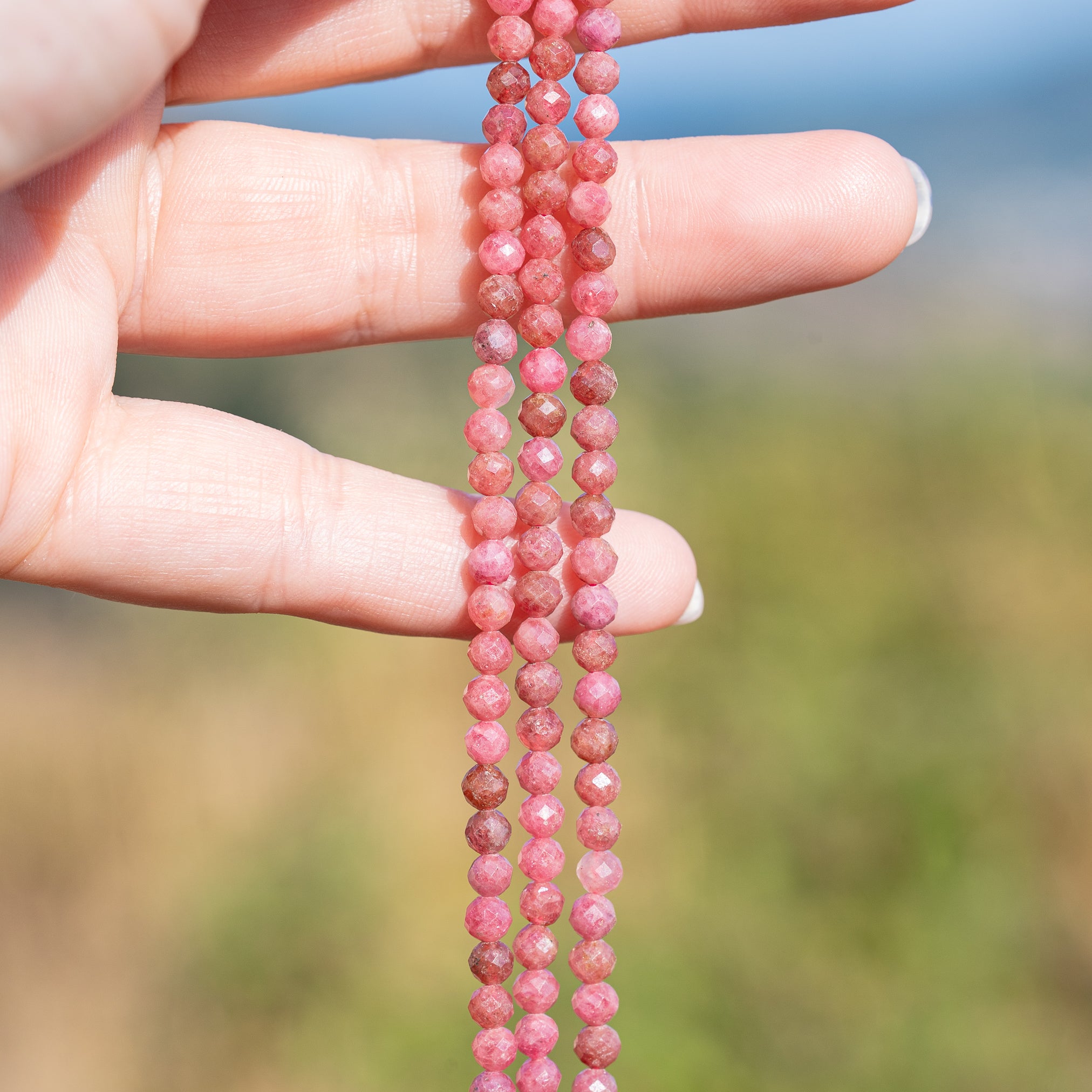 Perles rondes facettes de Rhodonite grade a de 4 mm ( rang de env 100 perles )