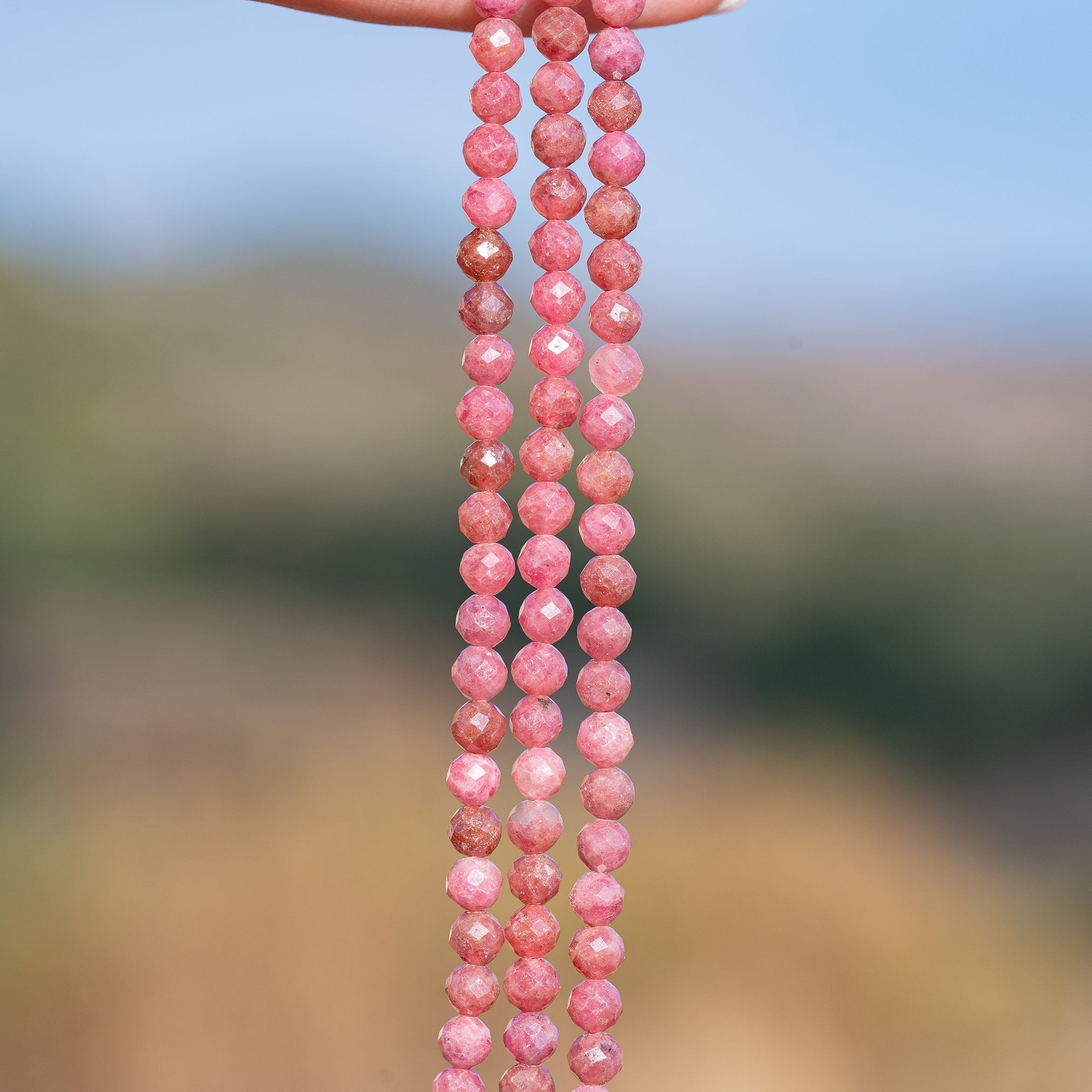 Perles rondes facettes de Rhodonite grade a de 4 mm ( rang de env 100 perles )