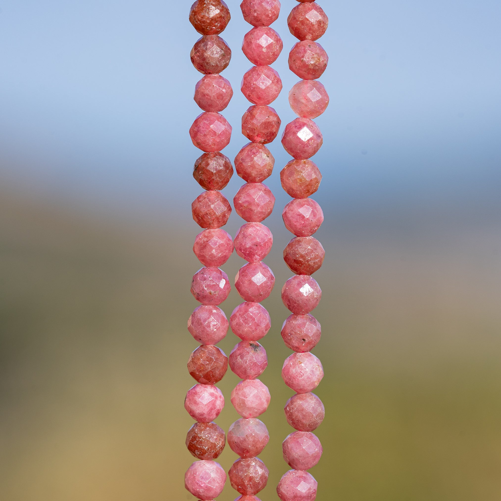 Perles rondes facettes de Rhodonite grade a de 4 mm ( rang de env 100 perles )