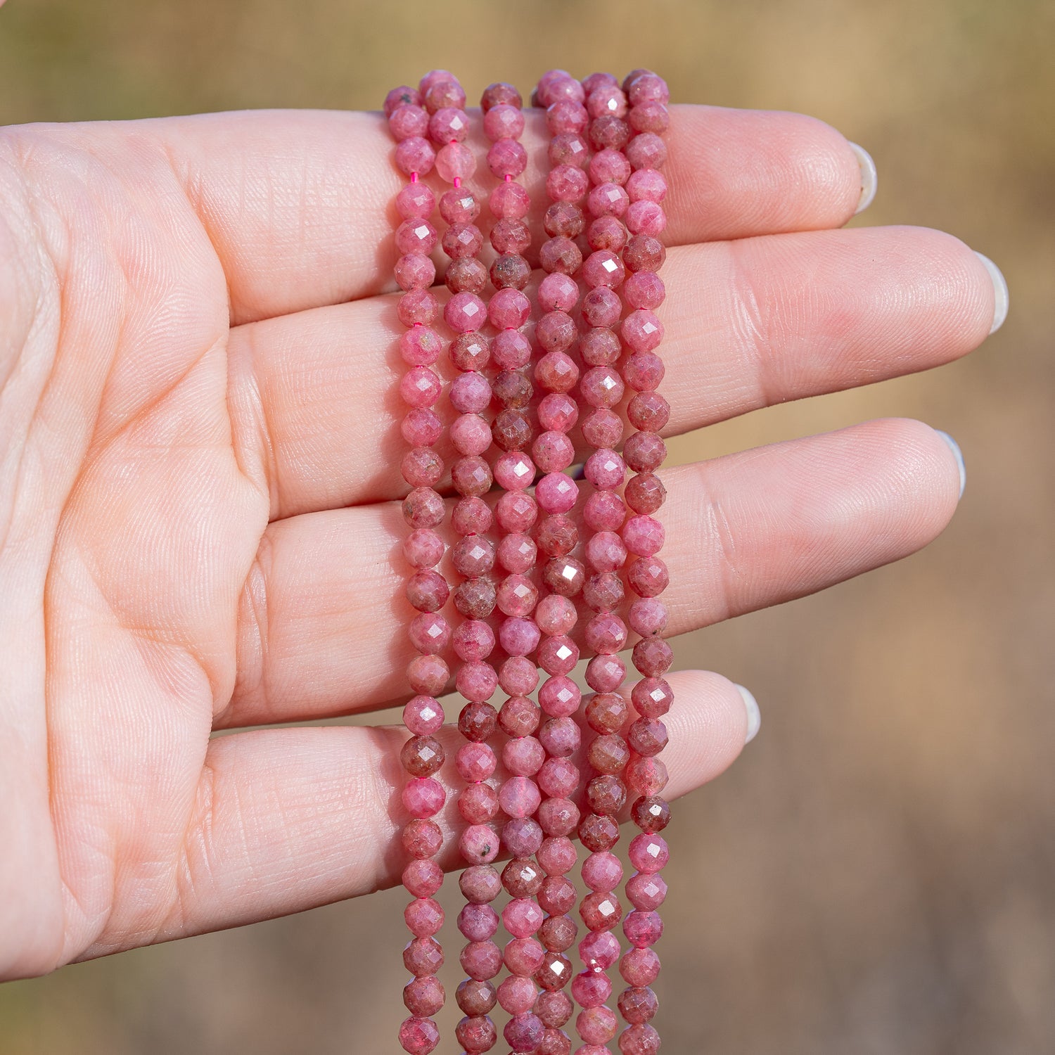 Perles rondes facettes de Rhodonite grade a de 4 mm ( rang de env 100 perles )