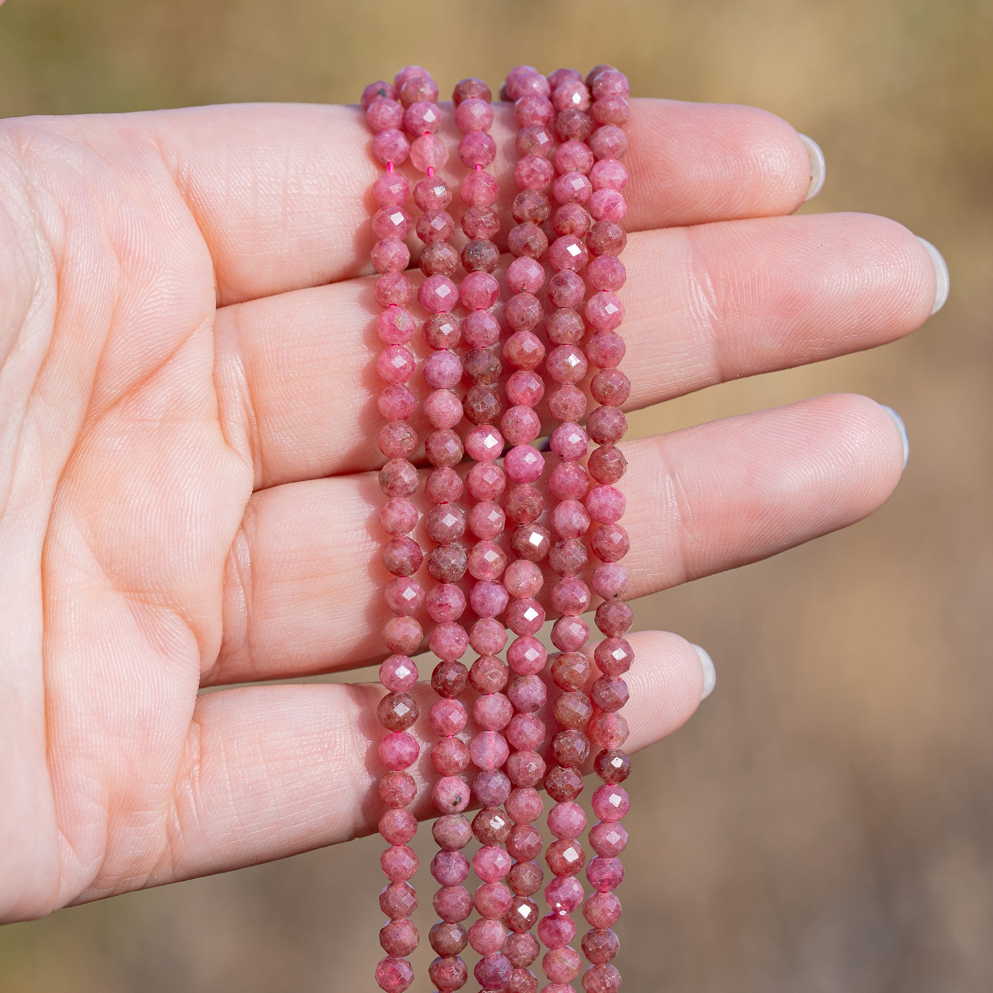 Perles rondes facettes de Rhodonite grade a de 4 mm ( rang de env 100 perles )