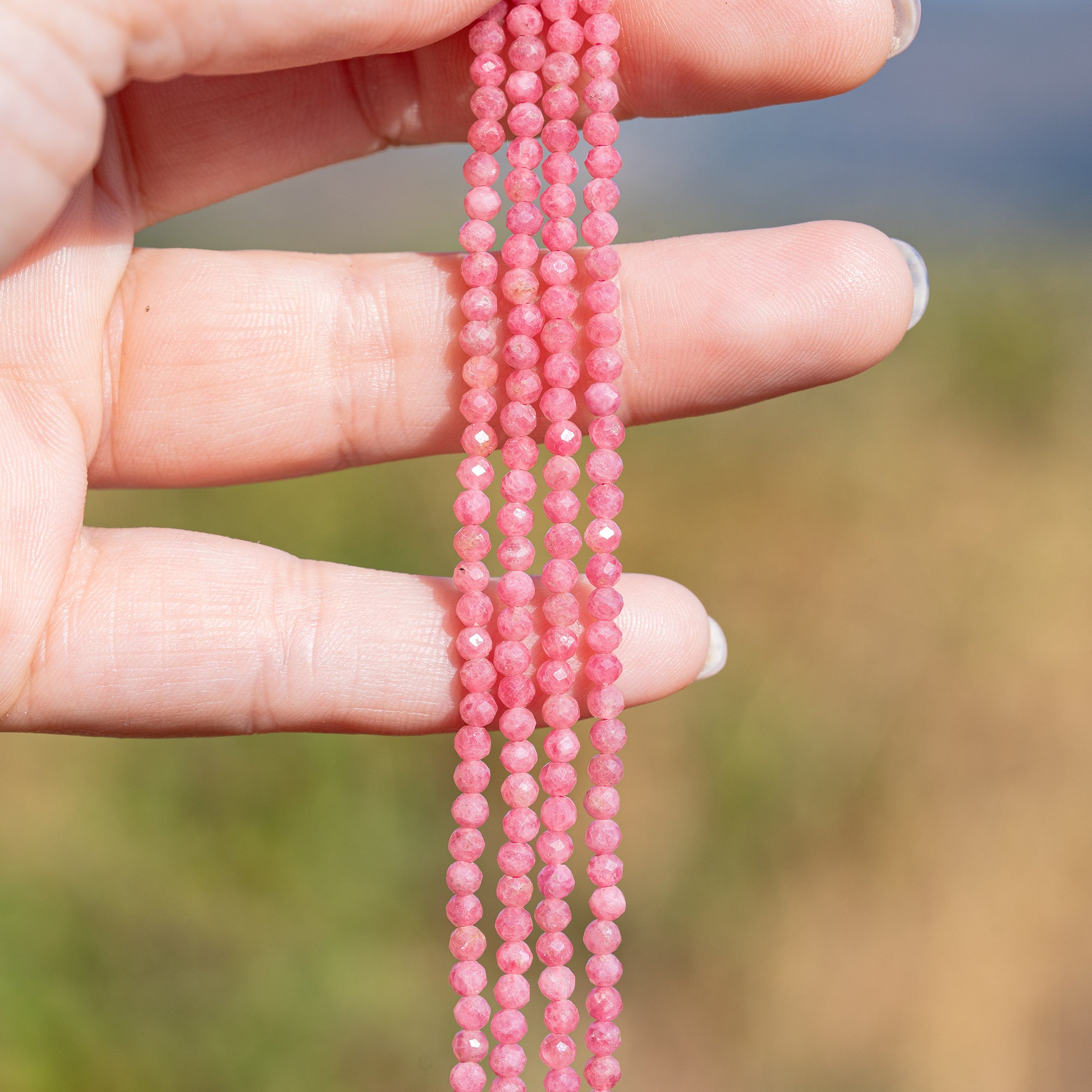 Perles rondes facettes de Rhodonite AA de 3 mm ( rang de env 138 perles )
