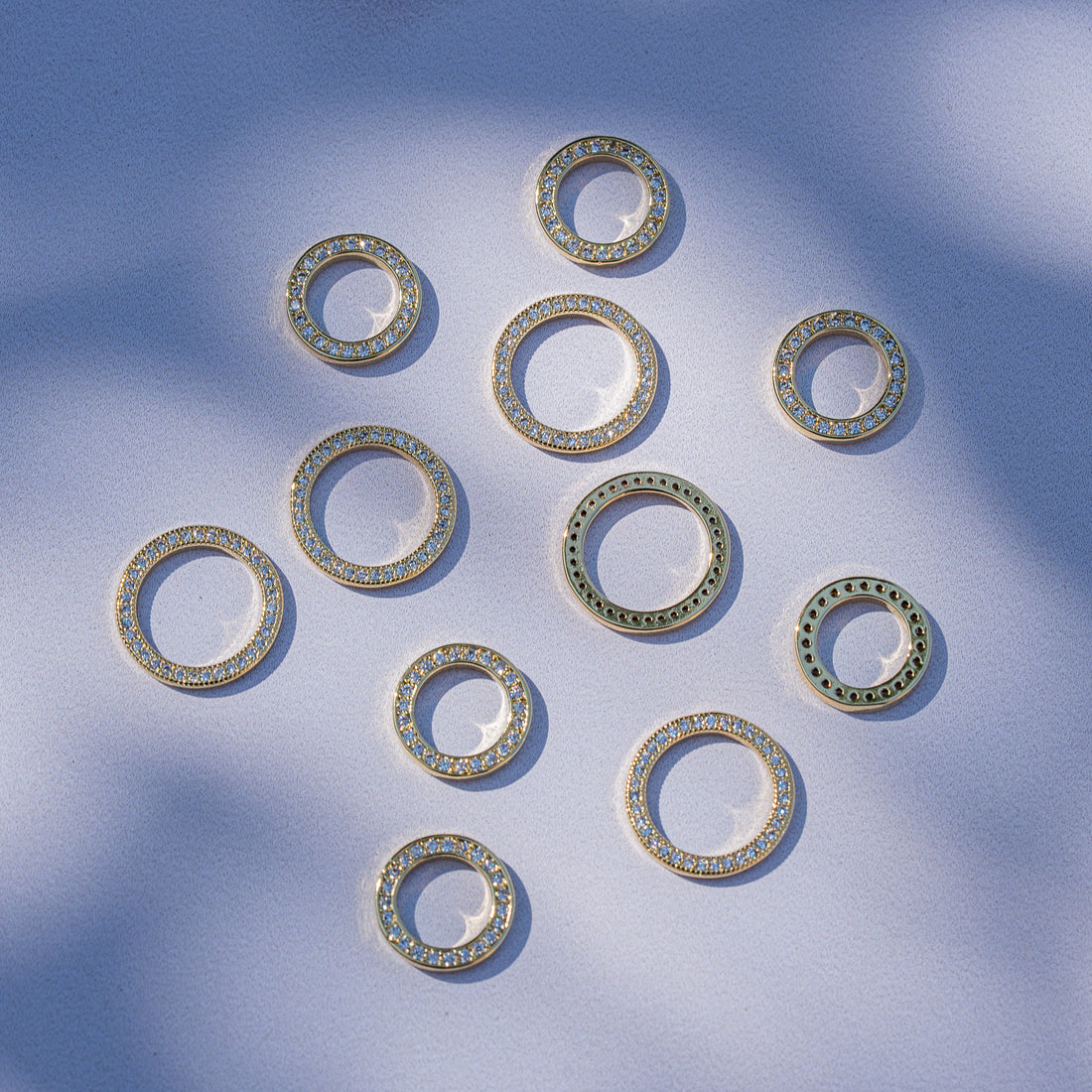 Anneaux connecteurs fermés en laiton plaqué or 18k et zirconium de 13 ou 16 mm ( à l&